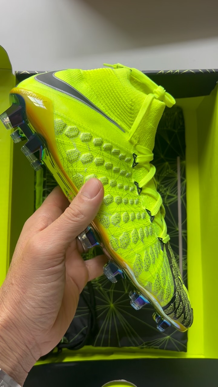 ANOTHER ONE FINDS A NEW HOME. 📦⚡️
This isn’t just an unboxing…
It’s a piece of Nike x EA SPORTS history.
The Hypervenom Phantom III DF SE x EA SPORTS — created around the motion-capture technology behind FIFA 18, with those incredible wireframe graphics highlighting the strike zone.
Only 3,000 pairs were made. Each individually numbered. 🎮⚽️
Released in 2017, it was one of those boots that looked just as good on the pitch as it did on the screen.
Now this pair has been packed up and is on its way to another valued Bootsfinder collector.
We love seeing these boots leave us knowing they’re going somewhere they’ll be appreciated.
From our collection… to yours. 🖤
#NikeHypervenom #HypervenomPhantomIII #EASports #FIFA18 #NikeFootball RareBoots RetroBoots BootCollector FootballBoots BootTok Bootsfinder