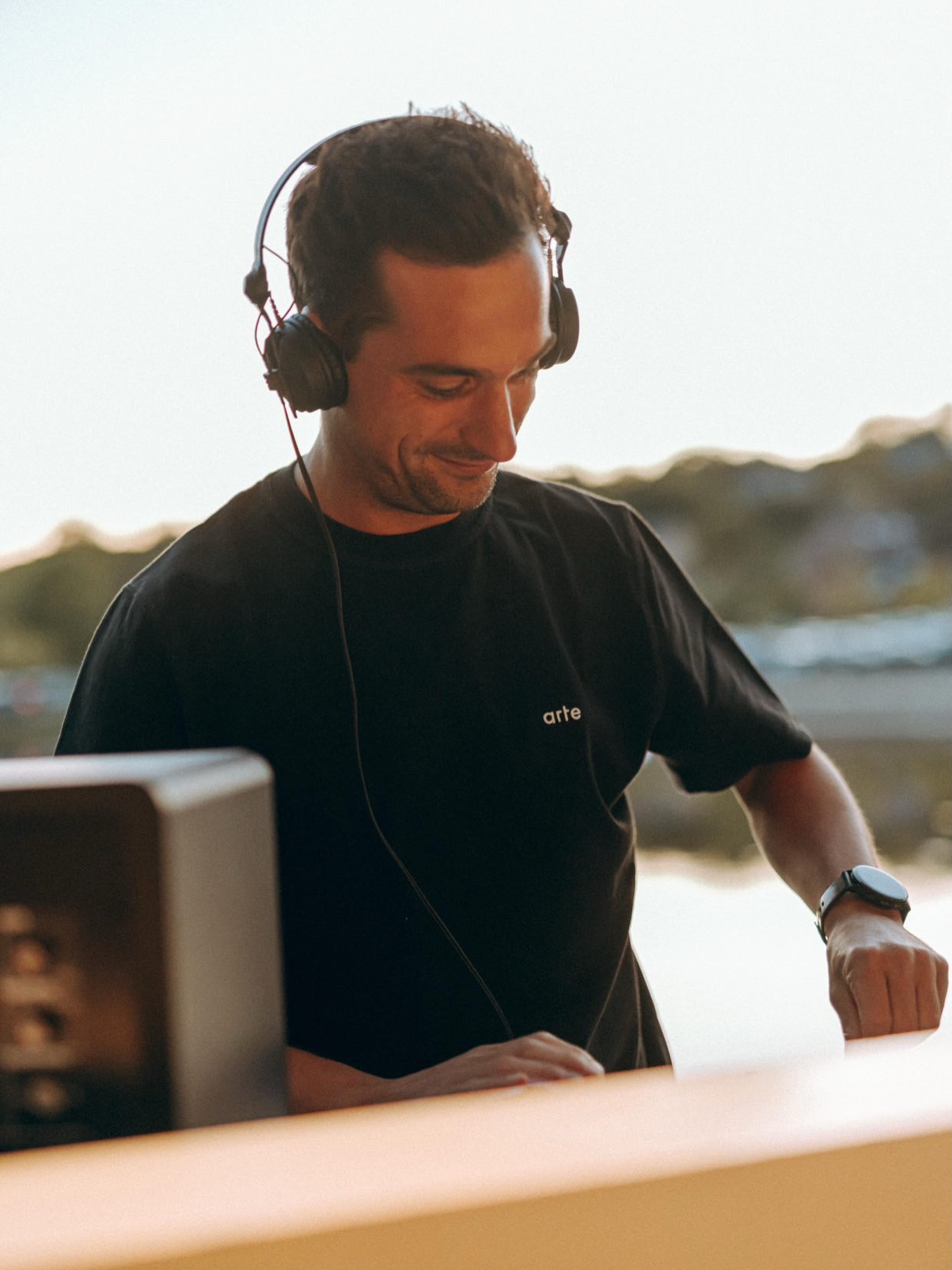 Vanavond mag je je verwachten aan de beats van @peejay.potloot 🎧
Klaar om samen het weekend in te zetten? En wat een weekend! We sluiten onze editie af met verschillende workshops, optredens en ook @jukeboxheroes.be met Kobe Ilsen komen langs 🤗
