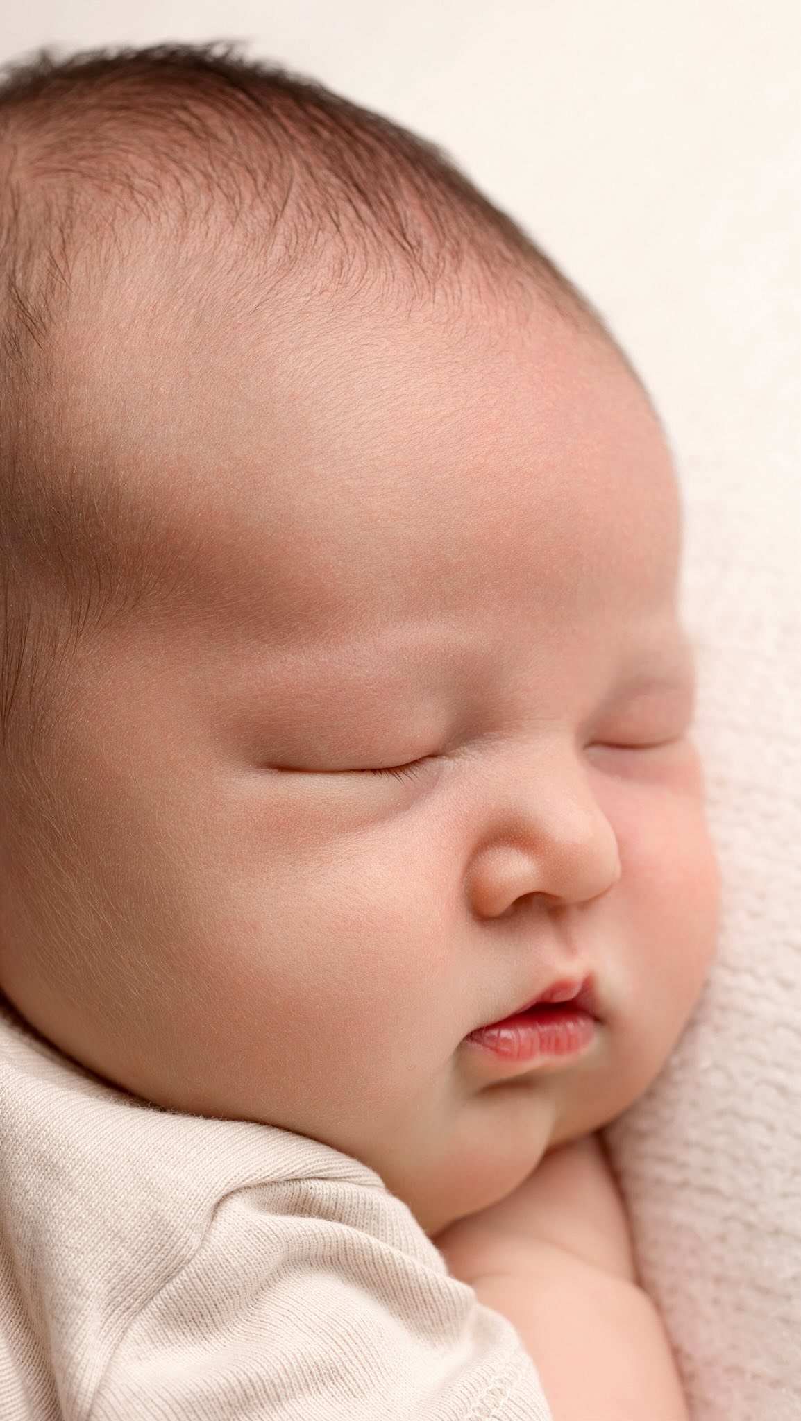 Baby leads. I follow. š¤š¶
One of the most important parts of my newborn sessions is remembering that your baby is in charge. āØ
We donāt rush, force poses, or expect baby to fit into our schedule. If baby is hungry, we stop and feed. If they need a diaper change, we take care of it. If they need to be held, soothed, or rocked, we take the time they need.
My goal is always a happy, comfortable baby firstāthe beautiful photos come after. š¤
Sometimes that means taking a few extra breaks. Sometimes it means changing the plan completely. And sometimes it means lots of cuddles before we get that perfect sleepy shot. š„¹
Every baby is different, and Iām happy to work at their pace.
Because the best newborn photos happen when baby feels safe, comfortable, and completely cared for. š¤šø#bayareanewbornphotographer #sanjosenewbornphotographer #bayareaphotographer #sanjosenewbornphotography #sanjosebabyphotographer