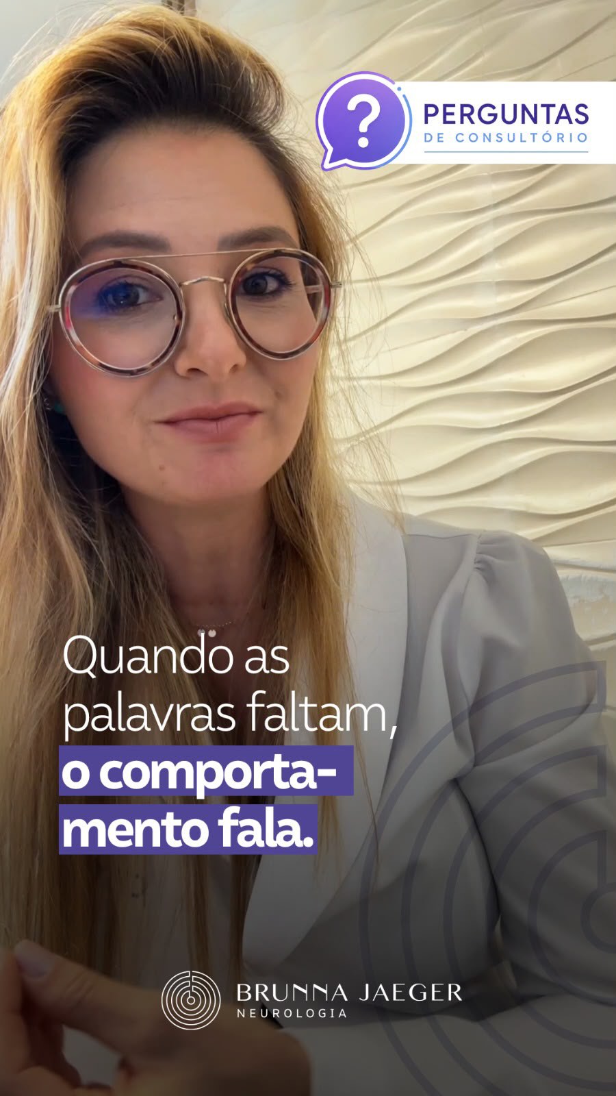 Uma frase que ouvi de uma familiar durante uma consulta me fez pensar: “Acho que ela não sabe mais o que sente.”
Talvez, em muitos momentos, seja exatamente essa a impressão de quem cuida.
Mas existe uma diferença importante entre não sentir e não conseguir identificar, compreender ou comunicar o que se sente.
À medida que a demência avança, dor, medo, fome, cansaço, ansiedade, necessidade de ir ao banheiro ou simplesmente um ambiente desconfortável podem deixar de ser expressos em palavras.
E aparecer como comportamento.
Agitação, irritabilidade, choro, recusa, inquietação ou uma insistência aparentemente “sem motivo” podem ser uma forma de comunicação.
Por isso, diante de uma mudança de comportamento, antes de pensar apenas em como fazê-la parar, vale perguntar:
O que essa pessoa pode estar sentindo e já não consegue me dizer?
Comportamento também comunica.