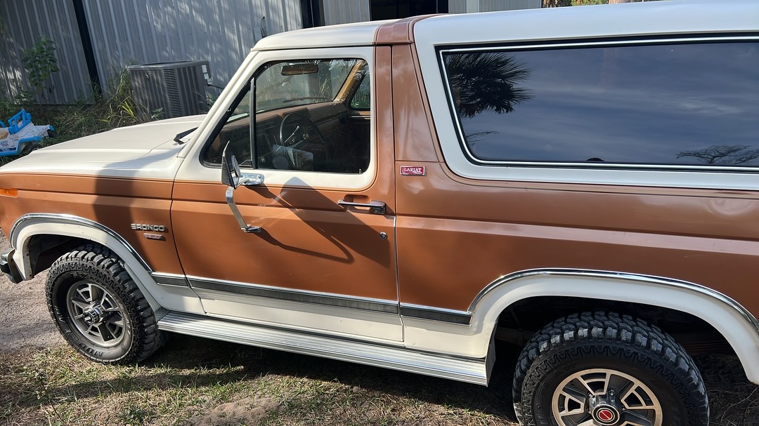This 82 Bronco is nearly finished, we took this down to the Chassis, blasted, painted and fit with #desolatemotorsports Superduty Conversion, #kingshock, #dakotagauges, #vintageair, #twinstick, Coyote.