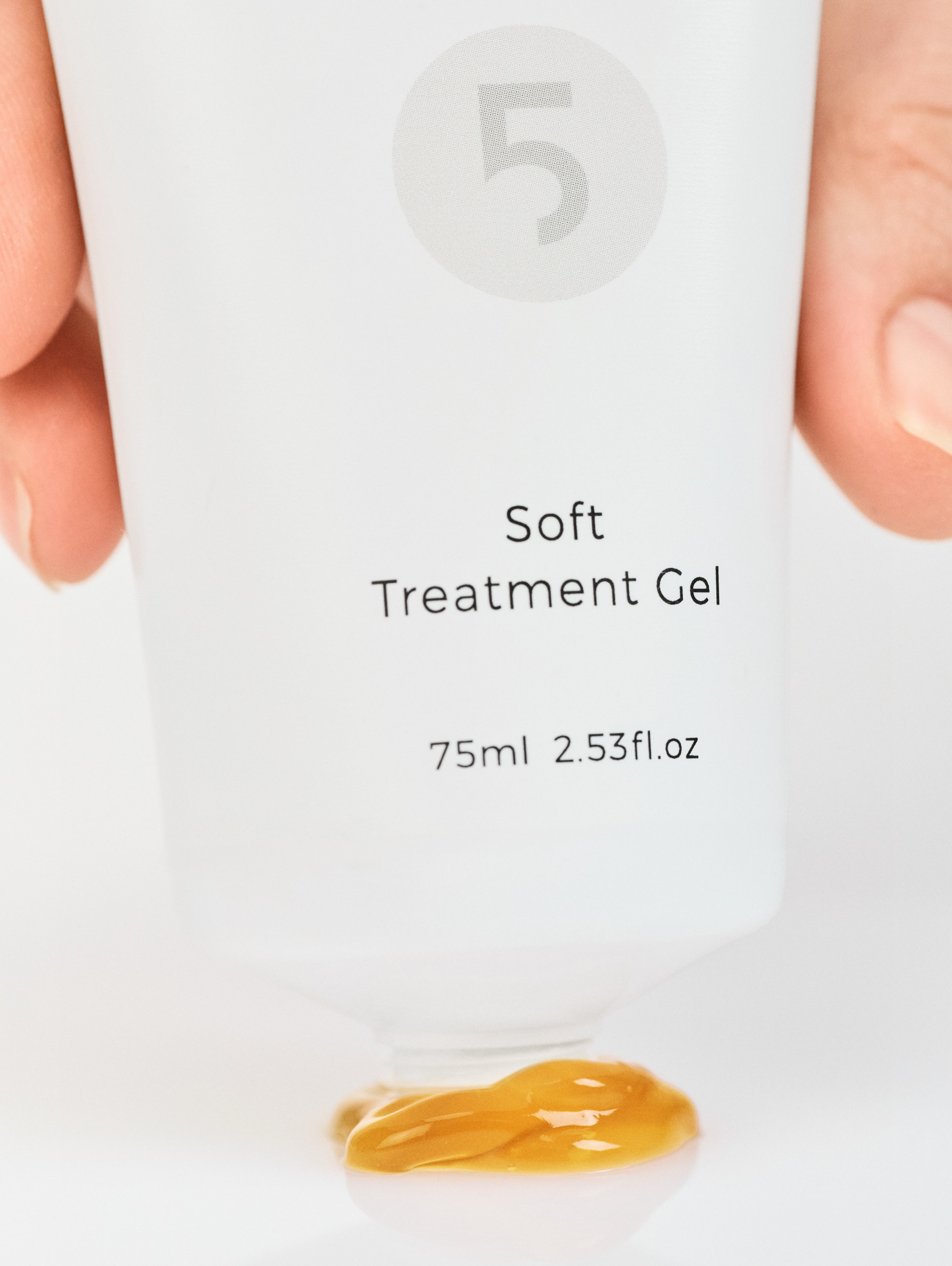 Summer often leaves the skin fatigued, dehydrated, and overexposed to environmental stressors such as UV rays, heat, and humidity.
Prolonged exposure often disrupts the skin’s balance, leading to dryness, irritation, and a compromised barrier.
SOFT TREATMENT GEL provides a targeted solution, offering post-summer care that prioritizes calming, hydrating, and repairing the skin:
• Calming botanical extracts, such as Chamomile, Calendula, Arnica, and Centella
Asiatica, rich in soothing ingredients, help reduce the effects of prolonged sun exposure
and environmental aggressors and infuse the skin with moisture to replenish hydration
levels.
• Repair and nourishment ingredients, such as Yeast extract, Carrot oil, and Allantoin,
support the skin’s natural recovery process, improving texture and restoring balance.
#FutureThe5Elements #TheFiveElementsOfBalance #FutureSkinRitual #CraftedForSkinFuture #TheCircleOfThe5Elements