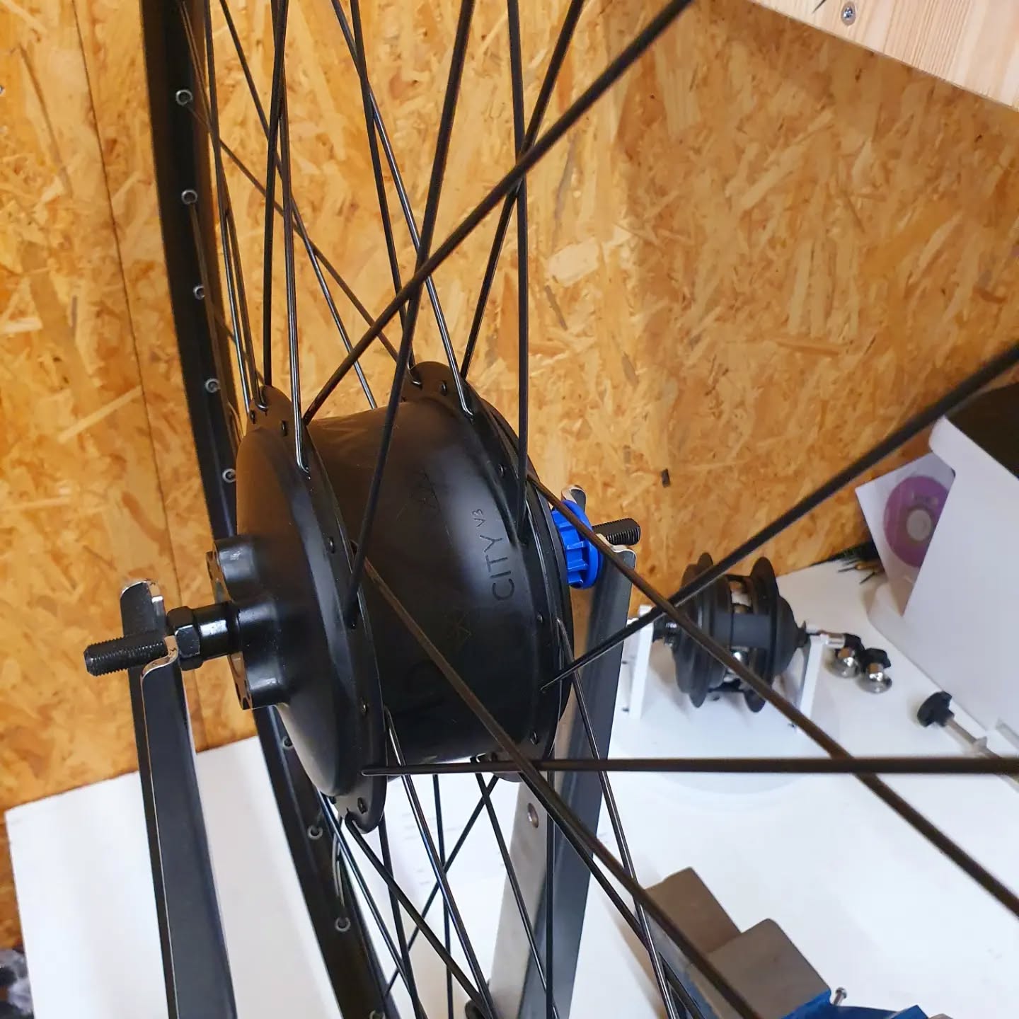 Finished today: another solid handbuild rearwheel with enviolo City for Upway Amsterdam. Thank you @upway.nl & @upway.de for choosing reliabilty in wheelbuilding 👌🚲
#EtappeCycling #handbuildwheels