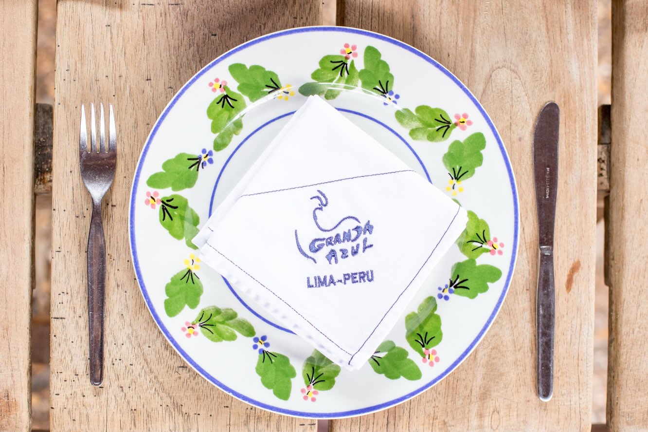 POV de tu momento más feliz: tú en Granja Azul, esperando que llegue la estrella de la casa. 🍗💙 Nuestro delicioso pollo a la brasa con sus crocantes papas fritas peruanas. 😋
¿Listo para comerte el fin de semana? Te esperamos en Santa Clara, San Isidro y El Polo.
#GranjaAzulElOriginal