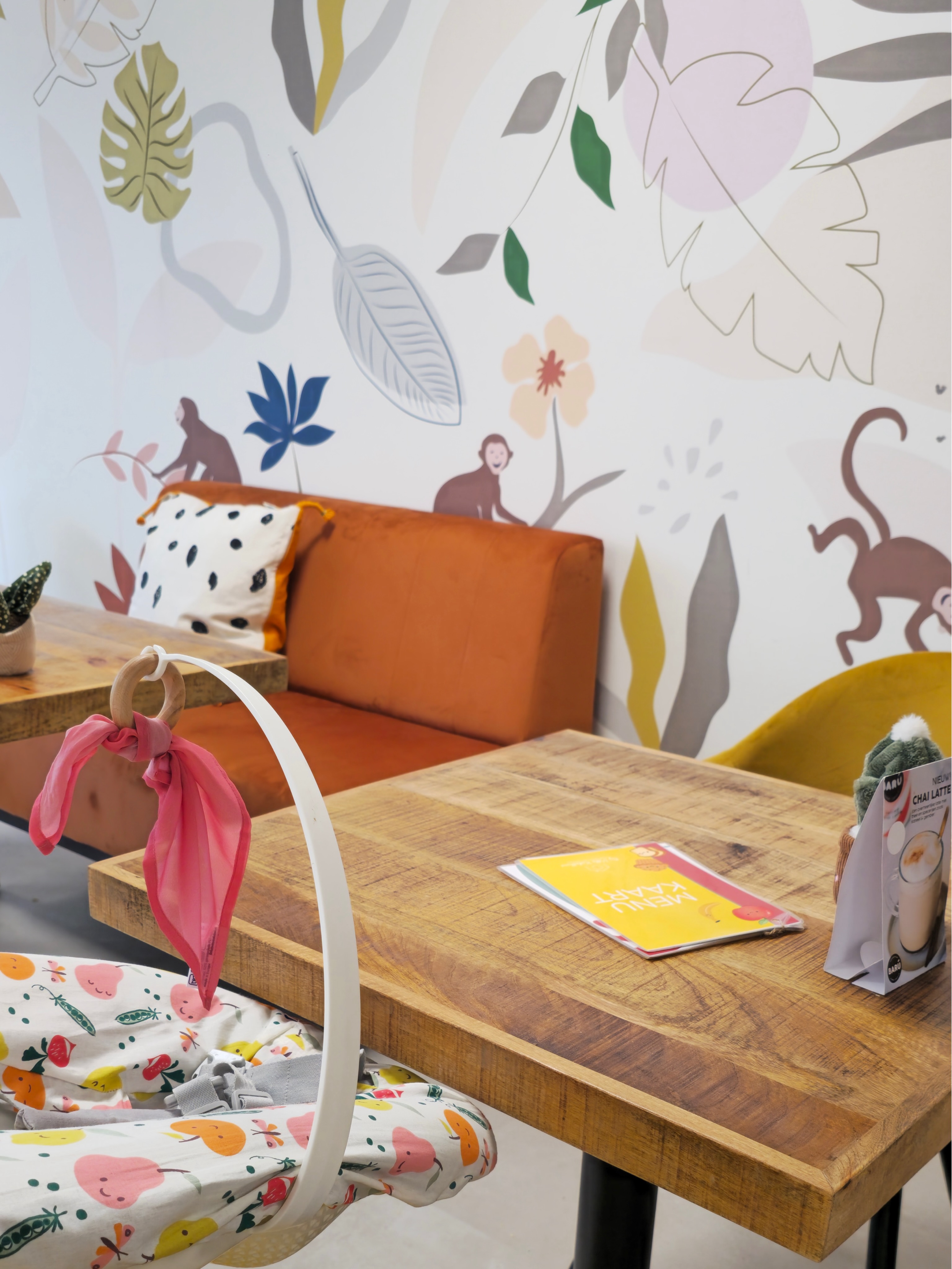 A little jungle magic spotted at @bijvillakakelbont Kids Coffee!🐒☕️
Our Monkey wallpaper has found the perfect home, turning this kids’ space into a playful jungle paradise.
Mischievous monkeys, lush botanicals and an adventurous atmosphere — everything little explorers need to let their imagination run wild. 🐒💚
Would your little one love a jungle like this? 👀