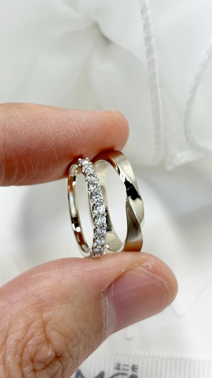 แหวนคู่ แบบเรียบๆ ดีไซน์มินิมอล แต่มีดีเทลสวยๆครับ • แหวนเพชรแถว รุ่น U Prong 0.03 กะรัต • แหวนเกลี้ยงคุณผู้ชาย ดีไซน์หน้าบิด Twist ครับ • 9K White Gold Nude ✨💍
.
Budget : 3x,xxx THB +/-
.
ลูกค้าที่สนใจแวะมาชมสินค้า รบกวนนัดหมายล่วงหน้าก่อนนิดนึงนะครับ ☺️
.
ตัวเรือนทองแท้ พร้อมเพชรแท้ธรรมชาติ ใบเซอร์ GIA
.
มีหน้าร้าน พร้อมบริการหลังการขายทุกเรื่อง ดูแลลูกค้ามาแล้วกว่าสามพันคู่ ชมรีวิวจากลูกค้าได้ที่ >> https://www.minimojewelry.com/testimonial
.
ดูแบบแหวนทั้งหมดได้ที่ —> https://www.minimojewelry.com/weddingringsdesign
.
** แถมฟรี เลเซอร์สลักชื่อ เลือก Font ที่ชอบได้
** พร้อมกล่องแหวนสวยๆสำหรับเข้าพิธี
.
💎 Inbox: m.me/minimo.jewelry
💎 Line: @minimo.jewelry (มี @)
💎 Web: http://minimojewelry.com
💎 Call: 092-456-9509
.
** เนื่องจากงานของทางร้านเป็นงานสั่งทำตามความต้องการของลูกค้า ราคาจึงอาจมีการปรับเปลี่ยนตามดีไซน์ สเปคเพชร ไซส์แหวน และราคาทอง/เพชร ในแต่ละช่วงเวลาครับ
.
#minimojewelry #แหวนคู่ #แหวนแต่งงาน #แหวนเพชร #แหวนหมั้น #diamond #diamondring #แหวนเพชรแท้ #เพชรGIA #engagementring #ทองแท้ #เพชรแท้ #weddingring #เพชรแท้ราคาโรงงาน #แหวนเพชรGIA #weddingring #แหวนชู #แหวนหมั้น #ring #ใบเซอร์gia #เพชรน้ำ100 #งานแต่งงาน #เซอร์ไพรส์ขอแต่งงาน #ขอแต่งงาน #ແຫວນແຕ່ງງານ #ງານແຕ່ງດອງ #ຮ້ານເພັດ #ແຫວນແຕ່ງດອງ