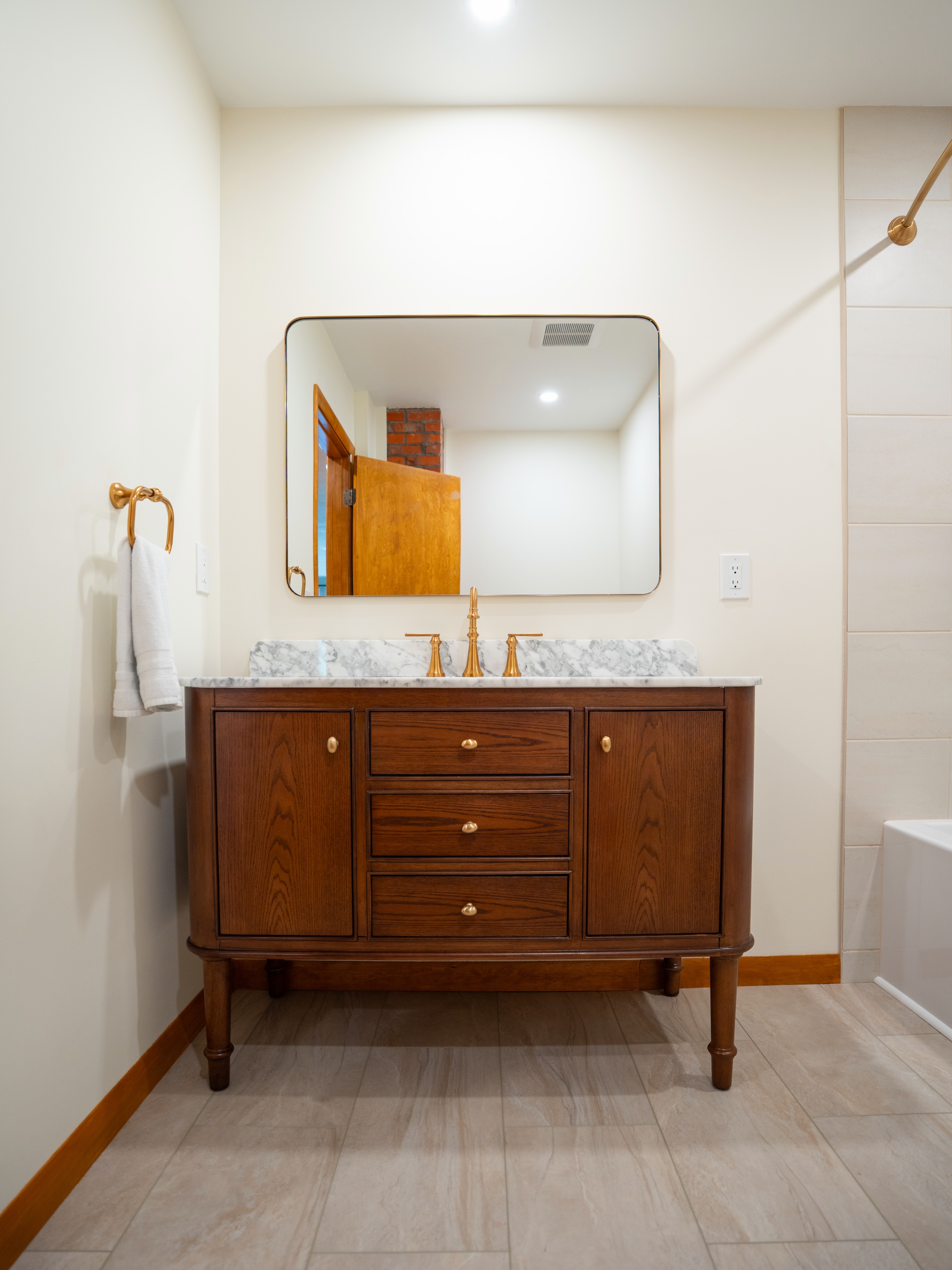 We are so proud of this remodel🛁
Later this week we will go BTS with @benshedd_realtor for a deeper dive on the project 🎥 🎞️