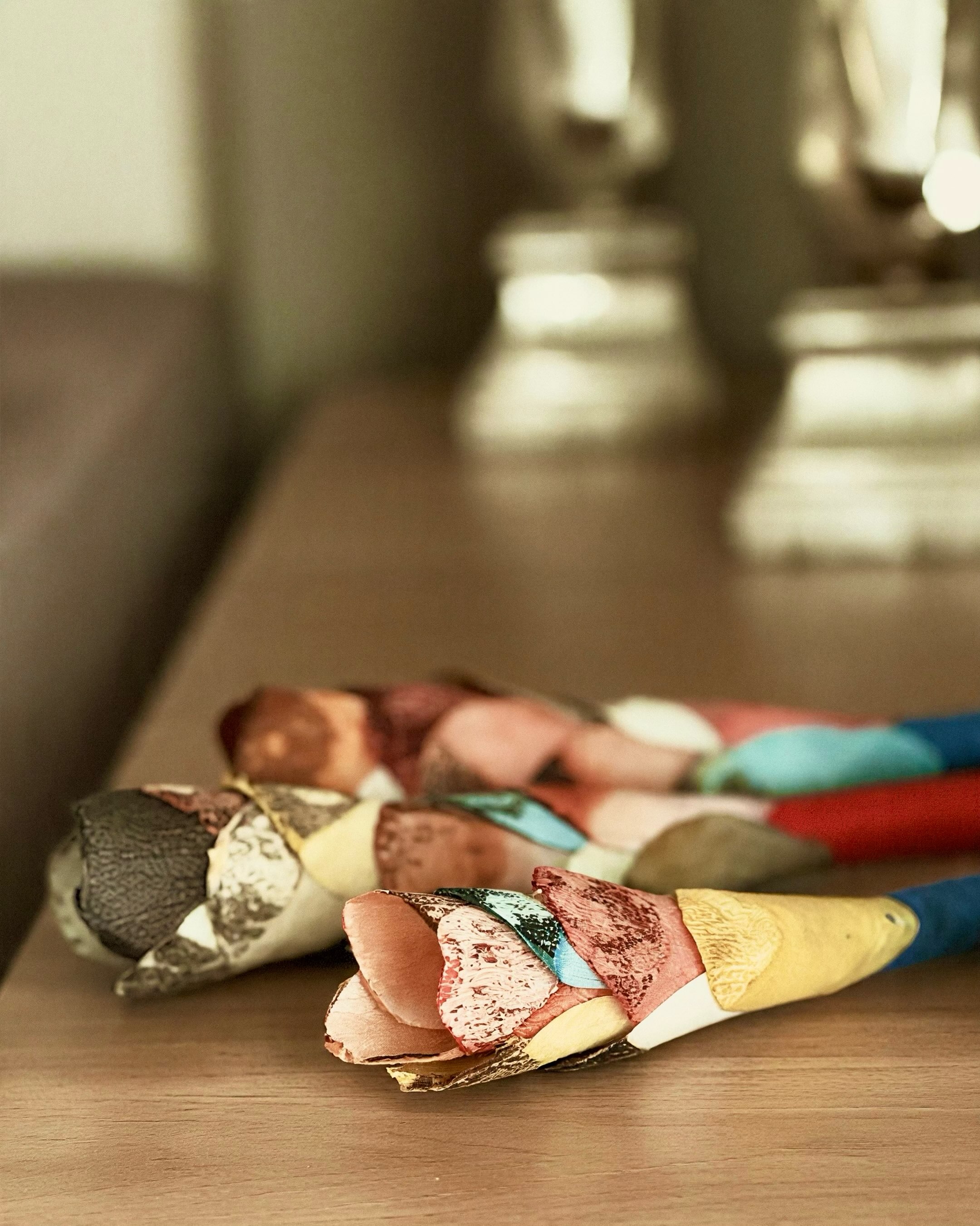 Detalhe das flores feitas com escamas de pirarucu, de textura única e identidade cultural da Amazônia.
Conheça todas as nossas peças da Coleção Casa, feitas com insumos da região amazônica, e escolha a combinação perfeita para sua decoração.
Aproveite o FRETE GRÁTIS para compra de quaisquer produtos pronta entrega e não esqueça de usar o cupom BEMVINDA10 para desfrutar de desconto na sua primeira compra.
#luxosustentavel
#luxoartesanal
#colaresdemesasofisticados