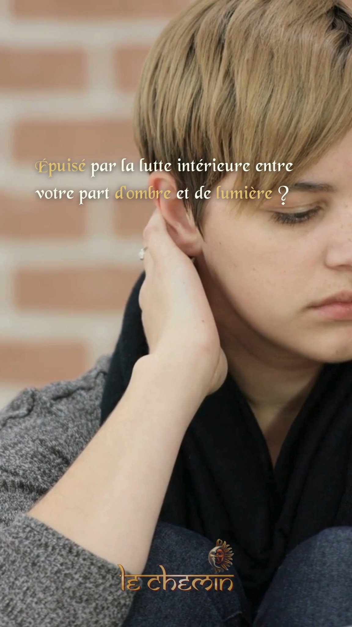 🔸La fin de la dualité ◼️
La psyché humaine s'épuise souvent à faire lutter le masculin contre le féminin, la lumière contre l'ombre. La troisième étape du Grand Œuvre, l'Œuvre au Jaune, marque l'entrée dans l'unité. Il s'agit du Mariage Alchimique, orchestré par l'Esprit-Saint (le Mercure). Jacques Lacan l'énonçait par la formule "c'est oui et non simultanément". À l'image de la physique quantique, l'initié devient capable de contenir les paradoxes, unifiant ses polarités opposées sans qu'elles ne se détruisent.
➡️ Si cette quête d'unité intérieure résonne avec votre propre chemin, laissez une trace de votre lecture et abonnez-vous.
#LeChemin #JacquesLacan #MariageAlchimique #Citrinitas #Dualite #PhysiqueQuantique #EspritSaint #GrandOeuvre #PsychologieAnalytique #Unite