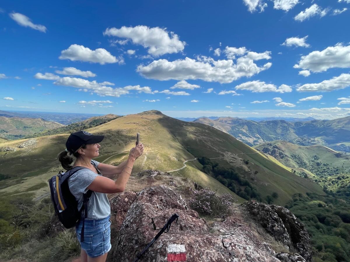 Une dernière randonnée au Pays basque avant de rentrer à Paris.
L’Autza depuis le col d’Ispegui, à 1 306 m d’altitude. Au sommet, toute l’âme du Pays basque se ressent, entre le drapeau basque, les stèles funéraires et les montagnes à perte de vue.
Comme toujours, j’accompagne mes photographies de plusieurs peintures basques, pour mêler l’art et la vie.
Un dernier grand bol d’air avant de retrouver Paris et de me lancer dans l’accrochage de ma nouvelle exposition de photographies. 📷⛰️
- Eugène Pascau : Le porte-étendard, 1935-1937, huile sur toile, 199x134 cm, musée Basque de Bayonne.
- Ramiro Arrue : Les montagnes basques, circa 1930, huile sur panneau, 38x54 cm, Villa les Camélias, Collection Maria de Isasi.
- Robert Motherwell : The Basque suite, n7 et n8, sérigraphie, 1970, 71,7x56cm et 71,4x55,9cm, Tate Collection, London.
-Dario de Regoyos : Tempête dans les Pyrénées, 1885, huile sur toile, 90x120 cm, collection privée.
#collectionstephaniepeyrissac #lartetlavie #lautza#paysbasque #artlovers