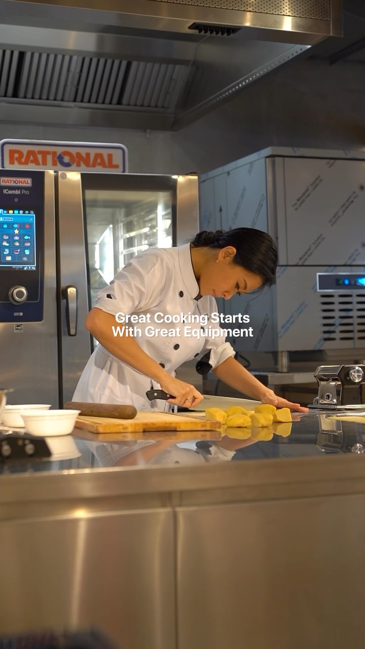 A special visit to Keisi Indonesia.
Jenny Hendrawati, Top 6 MasterChef Indonesia Season 8, joined us for a hands-on session to explore Keisi’s professional kitchen equipment and put them to work for menu preparation and R&D.
A day of testing, creating, and discovering what’s possible in a professional kitchen.
#Keisi #KeisiKitchenStudio #MasterChefIndonesia #ProfessionalKitchen #Foodservice