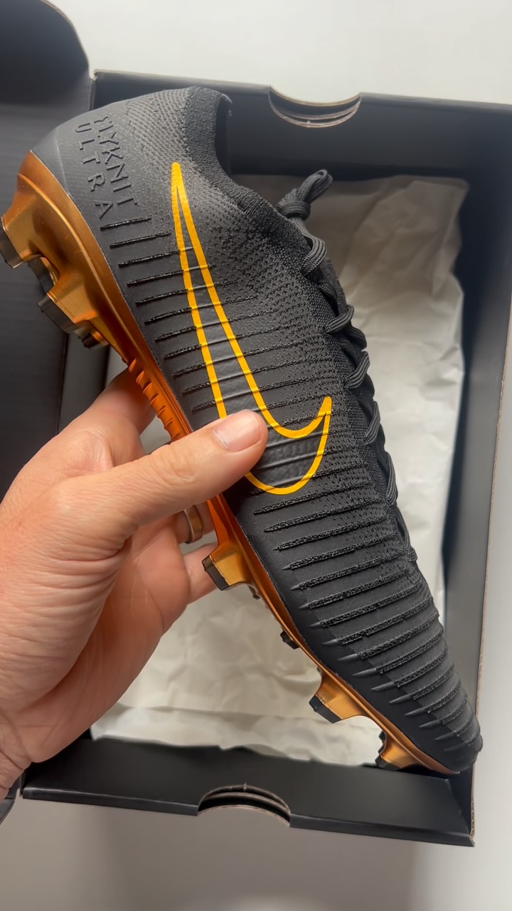 Some football boots are special because of the player who wore them.
Some because of how rare they are.
And some because they changed everything. 🖤✨
The Nike Mercurial Flyknit Ultra.
Released in 2017, this was the first Mercurial Vapor to feature a Flyknit upper — an incredibly limited release, with the Black & Gold colourway famously worn by Eden Hazard during his Chelsea days. Only around 1,500 pairs were produced in this colourway.
But there’s another reason this particular boot means so much to us…
This is the boot that started Bootsfinder.
Nine years ago, we saw these and thought: football boots can be more than just something you play in.
They can be history. They can be art. They can be collectibles.
Nine years later, we’re still here — still hunting them down.
And this pair is on its way to a valued client✈️
The boot that started Bootsfinder.
##NikeMercurial##FlyknitUltra#EdenHazardNikeFootballMercurial