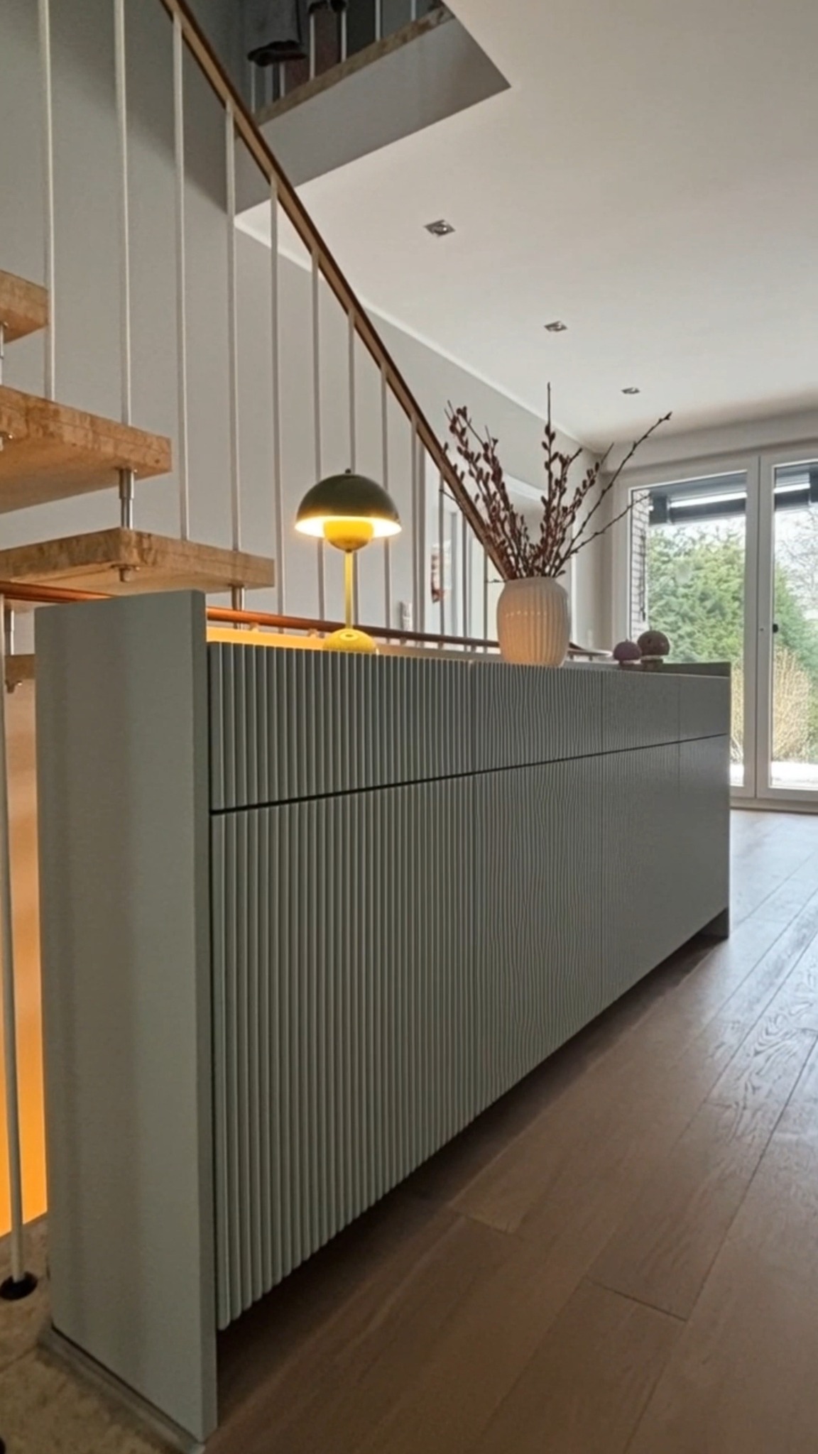 Mehr als Stauraum. ✨
Ein Sideboard nach Maß fügt sich nicht nur perfekt in den Raum ein – es schafft Ordnung, setzt Designakzente und wird selbst zum Blickfang.
Jedes Detail wird individuell geplant und mit handwerklicher Präzision gefertigt. So entsteht ein Möbelstück, das perfekt zu deinem Zuhause und deinen Bedürfnissen passt.
Welches Detail gefällt dir am besten? 👇
#holzhochzwei #tischlerei #maßanfertigung #sideboard #möbeldesign #interiordesign #einrichtung #schreiner #innenausbau #wohnideen #designmöbel #handwerk #stauraum #holzliebe #individualliving