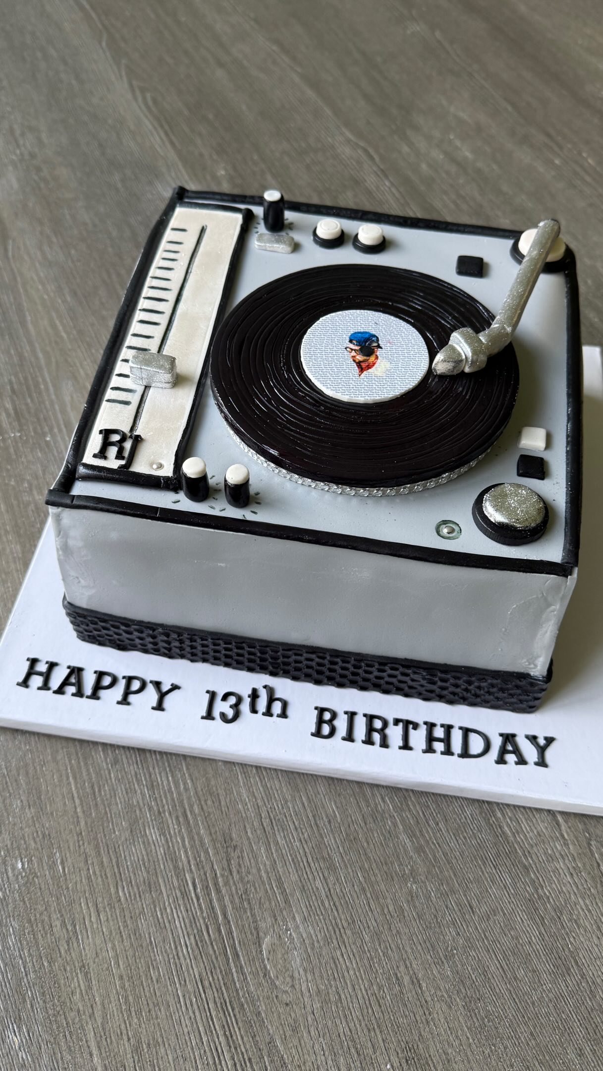 Record player cake for the birthday boy. He loves to listen to Andy Mineo so I incorporated his album art on to the vinyl label. It's the little details that add up to make each order special.
Props to my friend that produced this song, it's still a banger 🔥🔥🔥 @sakpase365
#recordplayercake