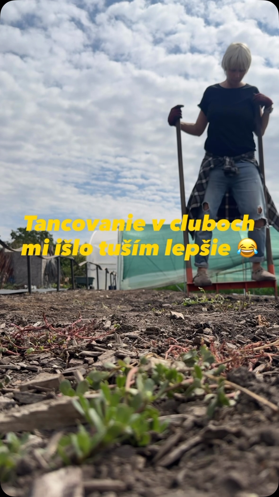 Topanočky som tiež mohla zvolit lepšie 😅
Ked sa ma niekto opýta a to ty aj že robíš na záhrade …?
Raz sa budem po nej len prechadzat :)