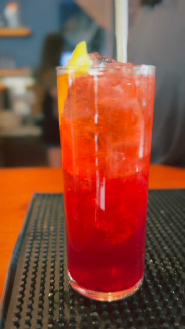Last weekend of summer break has us wanting to savor every last sip of it! If you haven’t tried the Hot Girl Summer cocktail yet, now is the time. Gin, marionberry shrub, lemon, elderflower, & cava combine to make the perfect sipper. Come grab one today, & stick around tonight for our concert with @thelicketysplitshow from 6-8 PM tonight.