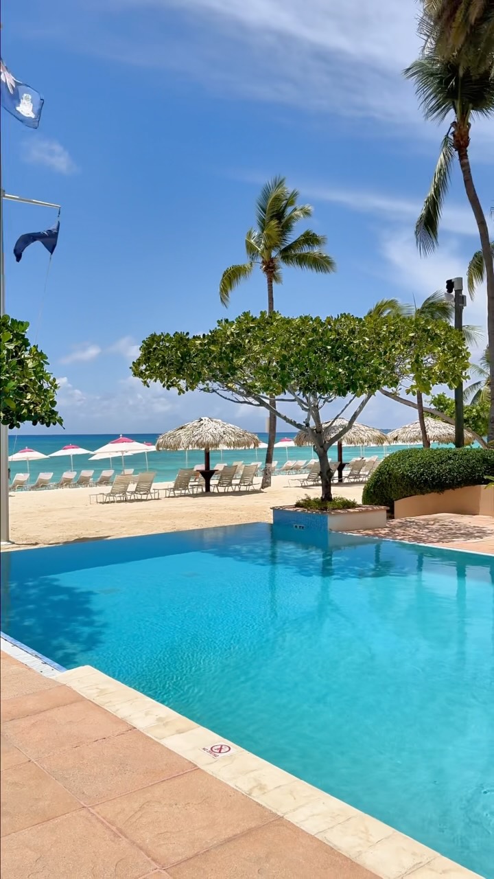 Honestly, we don’t know how you’ll choose either.
Both come with the same view.
#caribbeanclub #infinitypool #luxurytravel #caymanescape #quietluxury