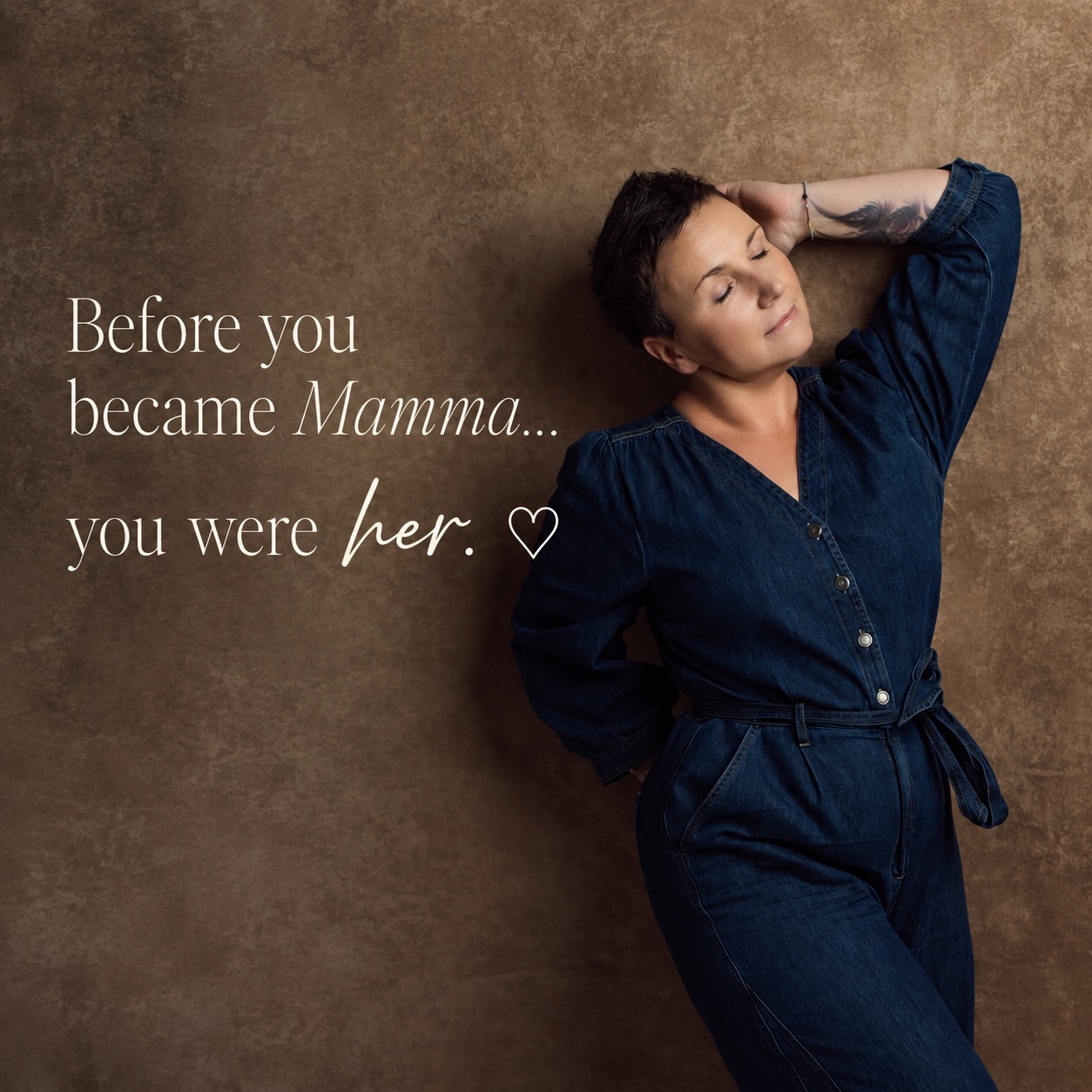 Before you became Mamma, you were somebody’s little girl with big dreams.
And she is still there. 🤍
Kanskje du er rundt halvveis i graviditeten nå.
Magen begynner å synes. Du kjenner kanskje de første små bevegelsene. Du tenker på babyen, fødselen, alt som skal ordnes og alt som snart kommer til å forandre seg.
Du holder på å bli mamma.
Men midt i alt dette finnes fortsatt du.
Kvinnen du var før graviditeten.
Jenta med alle drømmene.
Alt du har opplevd, elsket, bygget og blitt.
Motherhood betyr ikke at hun forsvinner.
Det er bare et nytt kapittel av henne. 🤍
Og kanskje er det nettopp derfor jeg aldri bare ønsker å fotografere magen din.
Jeg vil fotografere deg.
Kvinnen du er akkurat nå.
Mammaen du holder på å bli.
Og denne helt spesielle tiden hvor begge deler eksisterer samtidig.
For en dag vil barnet ditt se på disse bildene.
Og jeg håper de ser mer enn hvor vakker mammaen deres var.
Jeg håper de ser henne.
Deg. 🤍
This is your Motherhood Journey.
#motherhoodjourney #gravidfotografering #gravidfotograf #gravidfotografoslo #gravidfotografasker gravidfotografdrammen gravidfoto gravidnorge gravid2026 mammalivet mammaliv venterbaby maternityphotography motherhoodphotography kgphotography