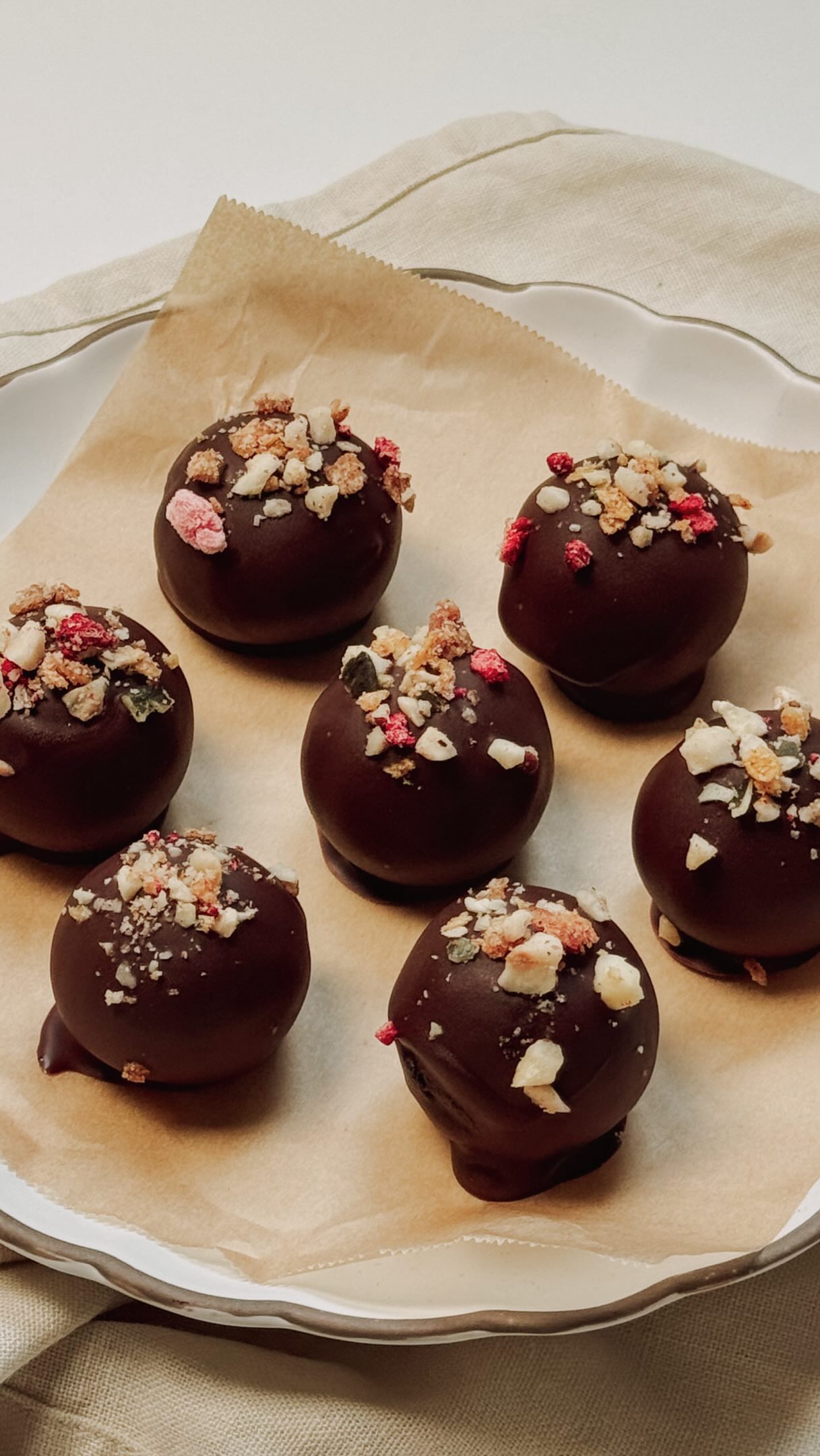 BOULES BROWNIE AUX NOISETTES
Attention, nouvelle recette hautement addictive : chocolat + noisettes + @lesgranolasdejenny ! 😋
INGRÉDIENTS :
Boules brownie
- 8 à 10 dattes dénoyautées
- 100 g de noisettes moulues
- 2 c. à soupe de sirop d’érable
- 2 c. à soupe de cacao en poudre
Enrobage
- Chocolat noir fondu
- Les Granolas de Jenny concassés
- Noisettes concassées
PRÉPARATION :
- Mettre les dattes, les noisettes moulues, le sirop d’érable et le cacao en poudre dans un mixeur.
- Mixer jusqu’à obtenir une pâte homogène et légèrement collante.
- Former de petites boules avec la préparation et les déposer sur une plaque recouverte de papier cuisson.
- Réserver au frais pendant 15 à 20 min afin qu’elles raffermissent.
- Tremper les boules dans le chocolat noir fondu ou les napper de chocolat.
- Parsemer immédiatement de Granolas de Jenny concassés et de noisettes concassées.
- Laisser le chocolat durcir avant de déguster.
#lesgranolasdejenny #granola #recettefacile #sansgluten #healthysnackideas