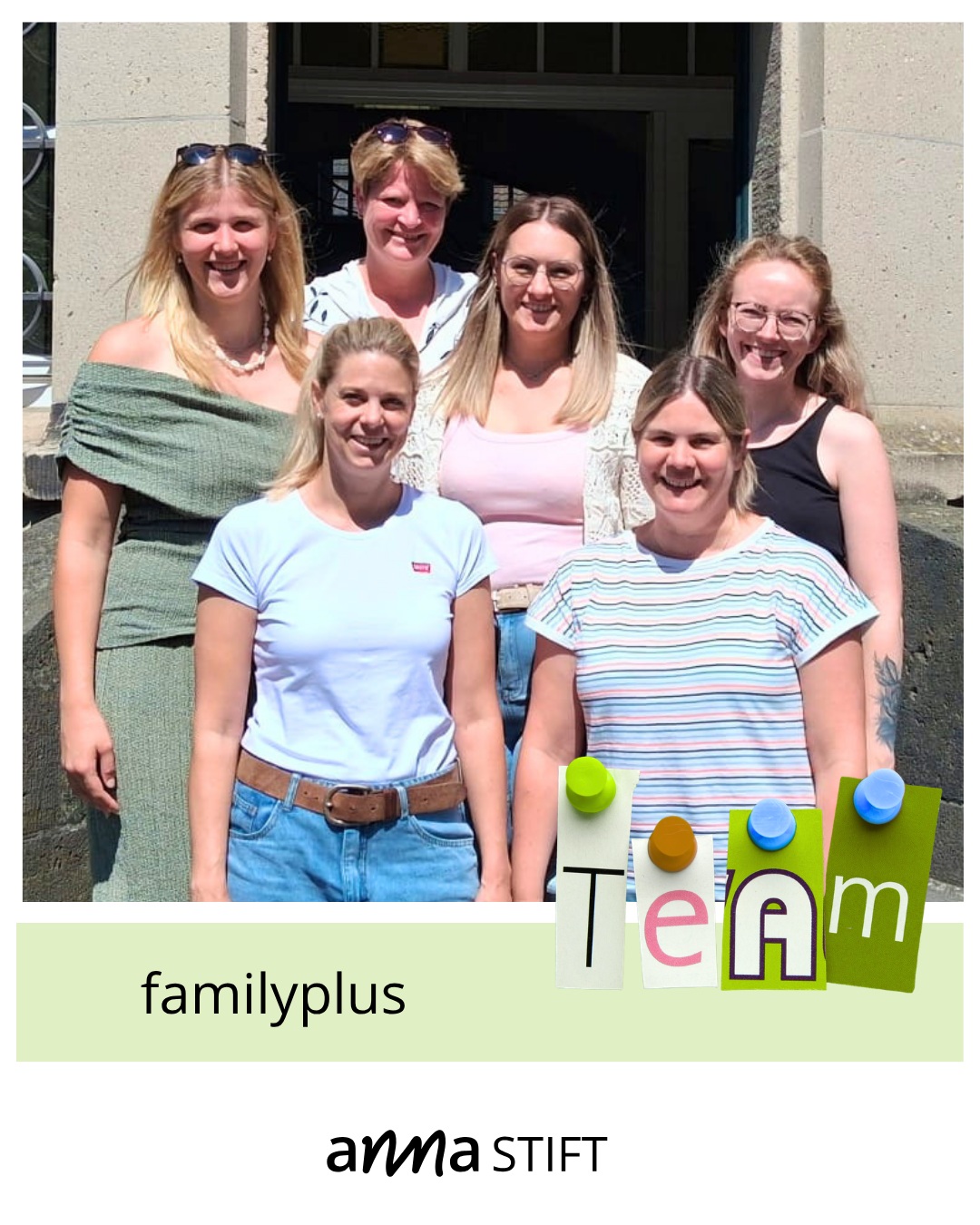 familyplus
Heute möchten wir euch das Team von familyplus vorstellen:
Antonia Sonnenberg, Marie Liedmann, Judith Bettray, Lis Tenelsen, Katrin Heyl und unsere Bereichsleitung Michaela Winnekens.
Wir koordinieren familyplus an den Standorten Kleve, Goch und Emmerich. Unsere Kollegin Lis Tenelsen ist als Plus Kita Fachkraft in Kalkar tätig.
Zu unseren Teams gehören noch unsere internationalen Mitarbeiterinnen, die uns mit ihrer sprachlichen Vielfalt in den Hausbesuchen der Familien unterstützen.
Familyplus ist ein Präventionsprogramm zur frühen Förderung von Familien mit Kindern im Alter von 0-3 Jahren. Wir koordinieren auch die Spielmobil- und Spielgruppenarbeit. In den kommenden Tagen erhaltet ihr einen genaueren Einblick in unsere Arbeit.