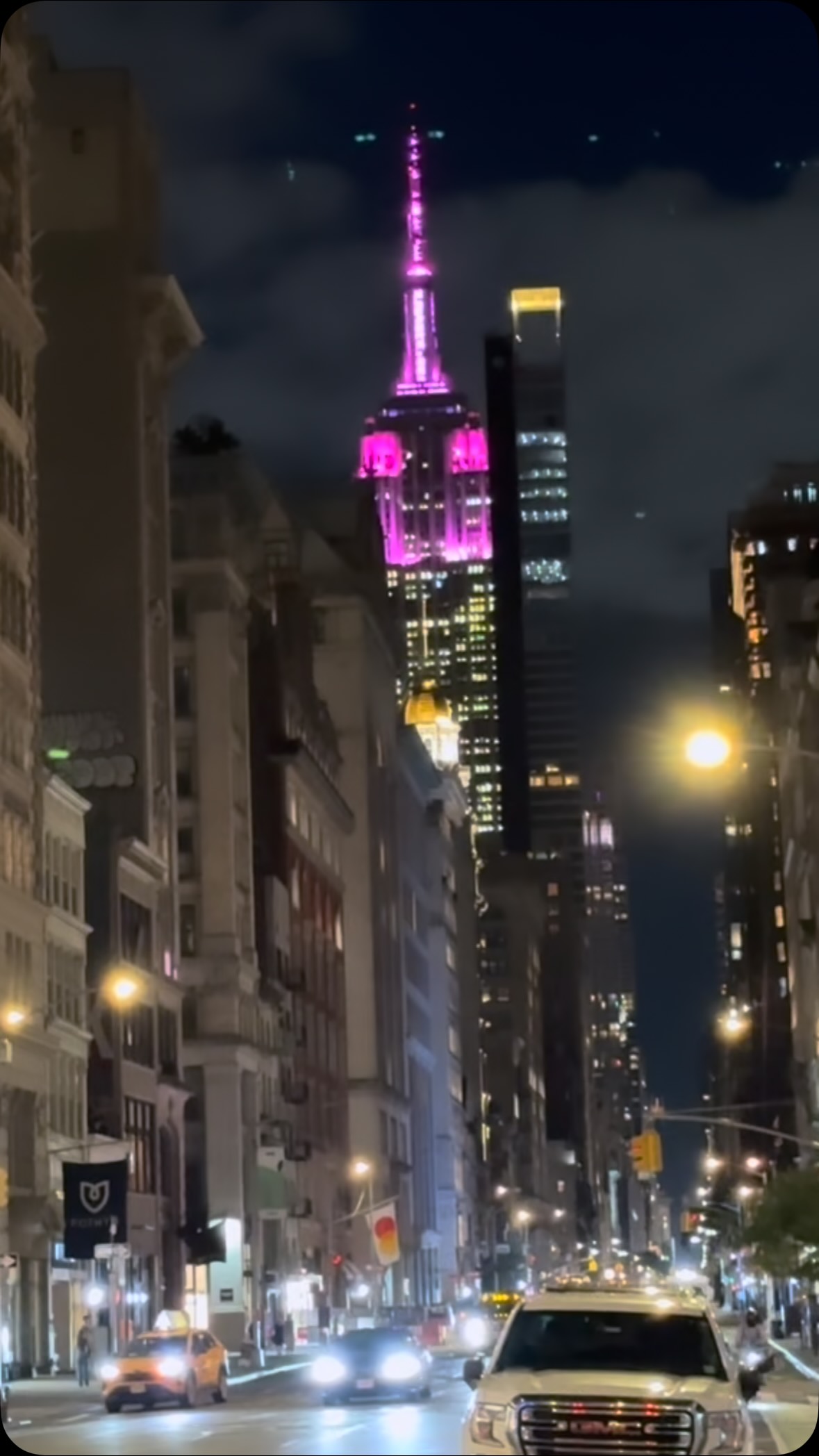 NYC lights the Empire State Building up in pink for an hour….I think they should have kept it lit from 9-5 😉….Such a source of light love and hope in this world. What a loss for us and a gain for heaven. #dolly #nyc #tn #twodoorsdown #dollyparton