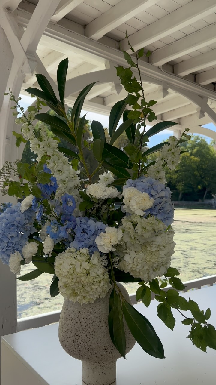 🇫🇷
Bienvenue au mariage civil de P&AJ, une réception intimiste au bord du Loiret, près d’Orléans sous le signe de la couleur bleu, référence au lieu choisi 💙
Une journée où la pluie nous menaçait mais qui n’est jamais venue, offrant un magnifique cadre extérieur pour les invités au cocktail, animé entre boissons personnalisées, nourriture salvadorienne et live music au milieu des invités ! J’ai hâte de vous dévoiler les photos et vidéos 🫶
🇬🇧
Welcome to P&AJ’s civil wedding, an intimate reception on the banks of the Loiret River, near Orléans, with a blue color theme—a nod to the chosen venue 💙
It was a day when rain threatened but never materialized, offering a magnificent outdoor setting for the guests at the cocktail reception, which featured personalized drinks, Salvadoran cuisine, and live music right among the guests! I can’t wait to share the photos and videos with you 🫶
@mc2monamour_paris @leaevrevin @bynyx_ @refletsfleurs @recreation_officiel @maison_options @options_orleans @pavillonbleuolivet @la.pupusera @fomo_production @lynnie__beauty @desgarconsparis
Organisation de mariage - mariage civil - wedding planner
