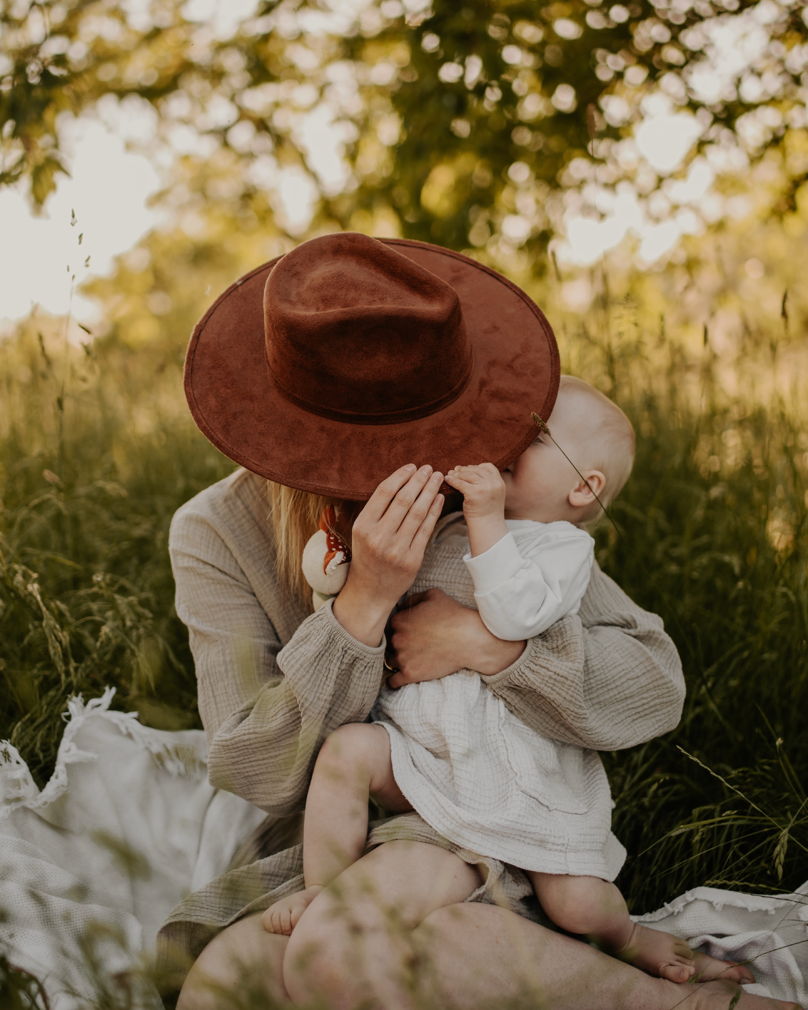 Es geht nicht darum am Ende das perfekte Bild zu machen, sondern um all die kleinen Zwischenmomente. Es geht um gemeinsame Zeit, gemeinsames Lachen und ganz natürliche Familienmomente. Kein „Schau mal in die Kamera“ und kein „sitz doch mal ruhig“.
Dadurch dass ihr einfach nur ihr seid, entstehen eure einmaligen Geschichten und genau diese möchte ich für und mit euch festhalten. 🤍
Was ist dein Lieblingsmoment aus der Geschichte dieses kuschligen Mommy & Me Shootings? ☀️