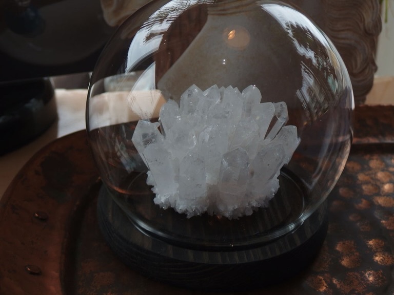 gems便り自然が偶然に作り上げたひとつの結晶花
ブラジル産 水晶の原石とガラスドーム ①【別売り可能】
…¥12800(水晶)¥2000(ガラスドーム)
まるで天空に咲く結晶の花のように、自由に美しく
連なりながら成長している水晶。
ぽつりと1つ印象的に飾っても、
これから幾つも並べて輝きのカルテットを愉しんでも素敵です。
このような母岩付きの結晶は自然のままの成長状態を
残しているため、人工的に研磨されたものとは
まったく異なる“生きた結晶”の美しさを感じさせてくれます。
「過去の経験や選択が、いまの形を作っている」
ひとつ欠けても同じ姿にはならなかったはず…そんな
“重なりの肯定”を、この花は静かに語っているように感じます。
氷が解けていくように心の奥に閉じ込めてきた美しさが、
少しずつ姿を現していく。「内側にあるものこそ、
真の輝き」この結晶は、そんな深いメッセージを
そっと伝えにきた“氷の賢者”なのかもしれません。
この結晶はブラジルの山岳地帯で採掘されたもの。
母岩の上にちょこんと育ったその姿は、
小さな光の花がひとつ岩の上に静かに咲いたようです。
お知らせ
明日から「gemsの夏休み」を頂きます。
次の営業は30日からとなります。
「周南市プレミアム付商品券」
【商品券使用期間】
令和8年5月15日(金)~令和8年10月31日(土)
当店は加盟店となりますので、お買い物にご利用いただけます。
(オンラインには使用できません)
🅿︎ 駐車場は店舗向かい側
白のフェンス内 ①⑦となります。
◉ 8月25日(火)…gems 夏期休業(29日まで)
◉ 8月30日(日)…11:00〜17:00 【ガラポン祭】
◉ 8月31日(月)…11:00〜17:00
詳細はこちら👇
Gems〜Ameba blog〜
⚫︎ https://ameblo.jp/gems-shop/
⚫︎ https://www.gems2009.com
⚫︎https://lin.ee/BgFe0nU
⚫︎@gems.stone