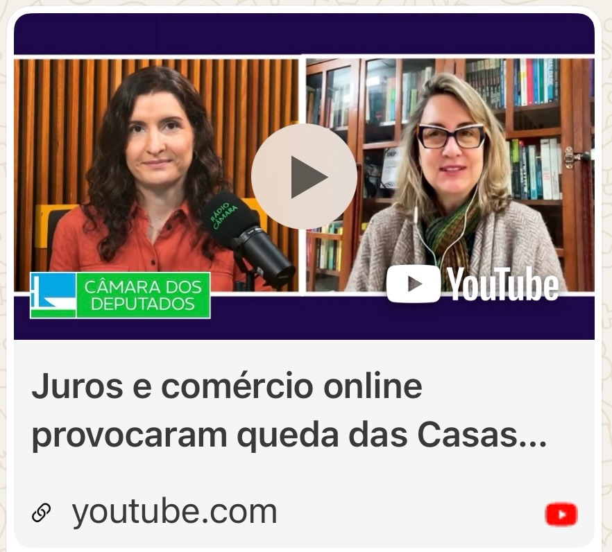 @tvcamaradeputados @radiocamara O pedido de recuperação judicial do grupo Casas Bahia, a mais tradicional varejista de eletrônicos do país, expõe uma fragilidade e também os desafios enfrentados pelo varejo brasileiro nos últimos anos. O número de empresas em recuperação judicial no Brasil permaneceu num patamar recorde no primeiro semestre de 2026. Segundo pesquisas de mercado, junho encerrou com 6.341 empresas nesse cenário, uma alta de 6,2% em relação ao fim de 2025. Esse aumento acende um alerta para a economia brasileira. A economista, professora da Fundação Getúlio Vargas e conselheira do Conselho Regional de Economia de São Paulo, Carla Beni, diz que a preocupação central é com emprego, renda e como essas pessoas serão realocadas. Mas a economista diz que o problema vem de longa data. Carla Beni lembra que, após a pandemia de Covid, a Selic (taxa básica de juros) saiu de 2% para 13,5%. “Se uma empresa pegou o dinheiro emprestado para tentar sobreviver na pandemia com o custo do dinheiro a 2%, um ano e meio depois, quando ele precisou repactuar esse empréstimo, a taxa já estava em 13%. Grande parte da inadimplência das empresas de hoje vem arrastando desse processo. E a taxa de juros continua muito elevada”, explica. Para Carla Beni, o país tem “um problema estrutural com a taxa de juros que vai pegar todo mundo, o varejo como um todo e qualquer empresa que precise captar dinheiro para poder ou se manter ou crescer”. Carla Beni lembra também que há uma mudança de comportamento do consumidor, que hoje prefere comprar pelo celular – e não em lojas físicas. “As lojas físicas se transformaram, basicamente, em showroom. Ou seja: você olha o produto, pesquisa na internet e compra onde tiver o menor preço”. “O varejo digital mudou toda a regra do jogo”, resume.
Carl Beni diz que o crediário também mudou. Durante a pandemia, explica, houve uma “bancarização”, que levou os bancos para um grupo de pessoas até então “invisíveis”, que precisavam receber auxílio emergencial. “Uma grande parte dessas pessoas passou a usar os bancos digitais, as fintechs.