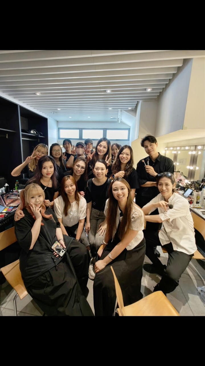Big shoutout to our team! 🎉 Another year for the showcase, 2 days in a row to getting 266 kids plus teachers and guests ready with make up and hair-styling was no easy task. 🙌
Without our 16 incredible makeup & hair artists, this would simply be impossible.
Thank you for your hard work, patience, and talent—every single detail mattered! 💖
Job referral @josephine4196
#Stagemakeup #hkhmua #showcasemakeup