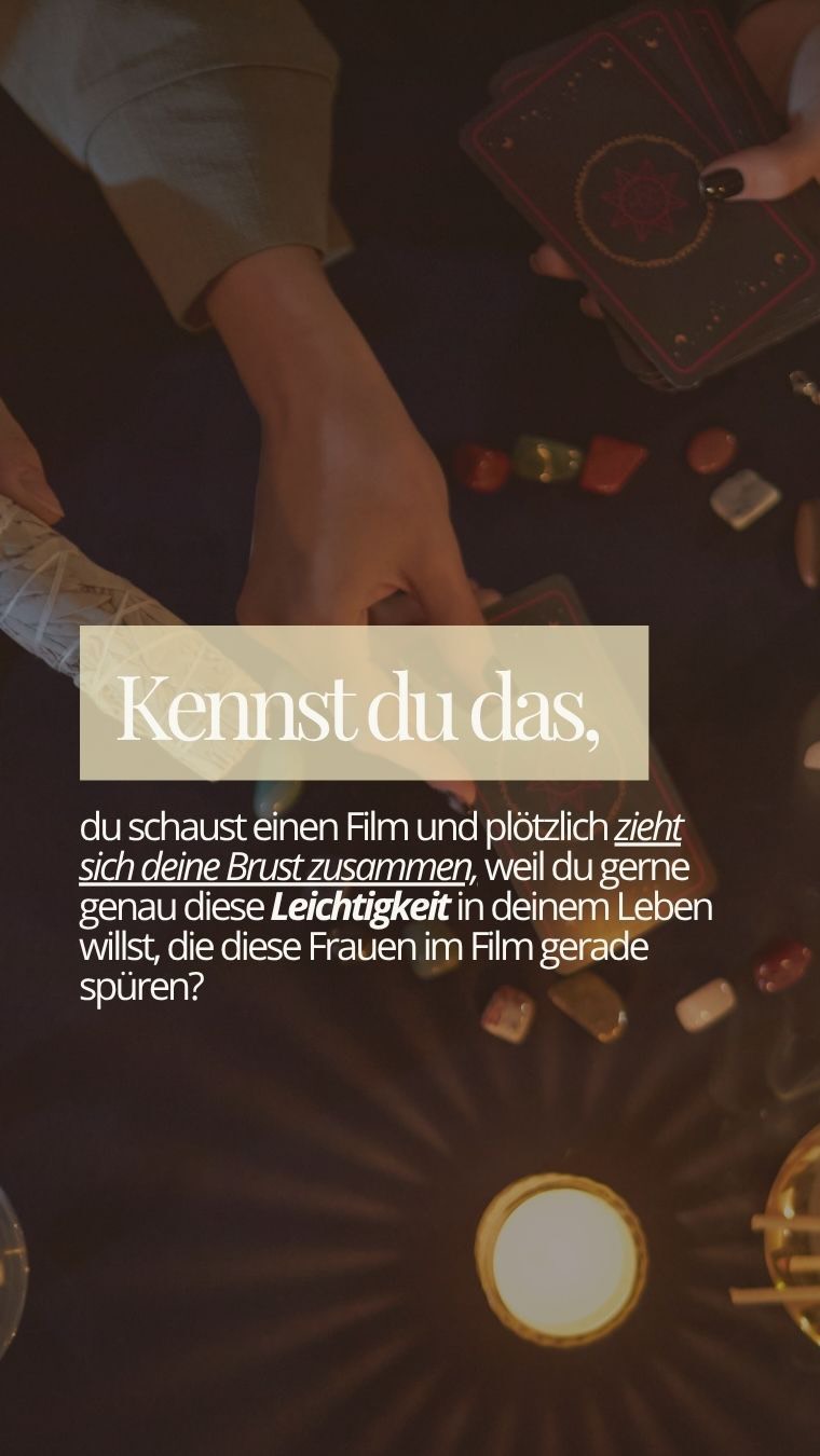 Ich liebe den Film „Practical Magic". 🌙 Und als ich ihn das erste Mal geschaut hab, bin ich in Tränen ausgebrochen. Ja, es passieren unschöne Dinge in dem Film. Aber das war es nicht.
Kennst du diese Sehnsucht, die in deinem Hals brennt? Wo du kaum mehr schlucken kannst und dich so schwer fühlst, als hätte dich jemand mit Eisenketten an den Meeresgrund gelegt. 🥺
Ich war lange eine Hülle meiner selbst.
Und als ich den Film letztes Jahr nochmal geschaut hab, hab ich es kaum ausgehalten. Weil da diese Leichtigkeit ist. Diese Frauen, die nachts um den Tisch tanzen. Kräuterbündel an der Decke. Sie lachen, sie trinken 🥂 zusammen — obwohl ihnen gerade was Schlimmes passiert ist.
Und ich hab mich gefragt: Wann fühl ich das wieder? Fühl ich das überhaupt jemals wieder? Oder bestimmt das, was hinter mir liegt, für immer, wer ich bin? 🔥
Ich hab lange gedacht, sowas gibt's nur im Film.
Aber meine Ururgroßmutter hatte genau das. Sie hat die Rauhnächte gelebt, Kräuter geholt, geräuchert. Für die war das kein Kino. Für die war das der Winter. 🕯️
Zwischen ihr und mir liegen vier Generationen, in denen keine es weitergegeben hat. Deshalb sitzen wir heute vor Filmen und kriegen Heimweh nach was, das wir nie hatten.
Diese Leichtigkeit kommt nicht zurück, indem ich an mir arbeite. Die kommt zurück, wenn ich an so einem Tisch sitze. Wenn ich mich mit anderen Frauen über genau solche Filme unterhalte, über Fantasybücher, über das, was uns daran packt. Wenn wir unser Herz ausschütten, über unsere Sehnsüchte reden — und sie dann wahr werden lassen.
Welcher Film lässt deine Sehnsucht in in deinem Hals brennen?
Übrigens halte ich genau deshalb meinen Frauenkreis. Der Tisch, an dem keine was erklären muss. 💛
Kommentier FRAUENKREIS, dann schick ich dir die Infos.
#frauenkreis #hochsensibel #rauhnächte #ahninnen #weiblichkeit