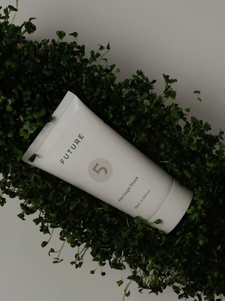 Summer often leaves a build-up of sunscreen, oils, and impurities on the skin. The HERITAGE MASK invites the skin into a ritual of renewal and restoration.
Packed with a powerful blend of herbs, spices, vegetable proteins, and hydration complex, this mask rejuvenates and revitalizes. Ingredients such as Burdock and Gentian Lutea Roots enhance its purifying properties, helping to release impurities, deeply cleanse the skin, soothe it, and balance its pH.
With this comprehensive mask, the skin embraces:
• Deep purification to refresh and renew.
• Gentle exfoliation paired with lasting hydration.
• A balanced pH and a radiant complexion.
#FutureThe5Elements #TheFiveElementsOfBalance #FutureSkinRitual #CraftedForSkinFuture #TheCircleOfThe5Elements