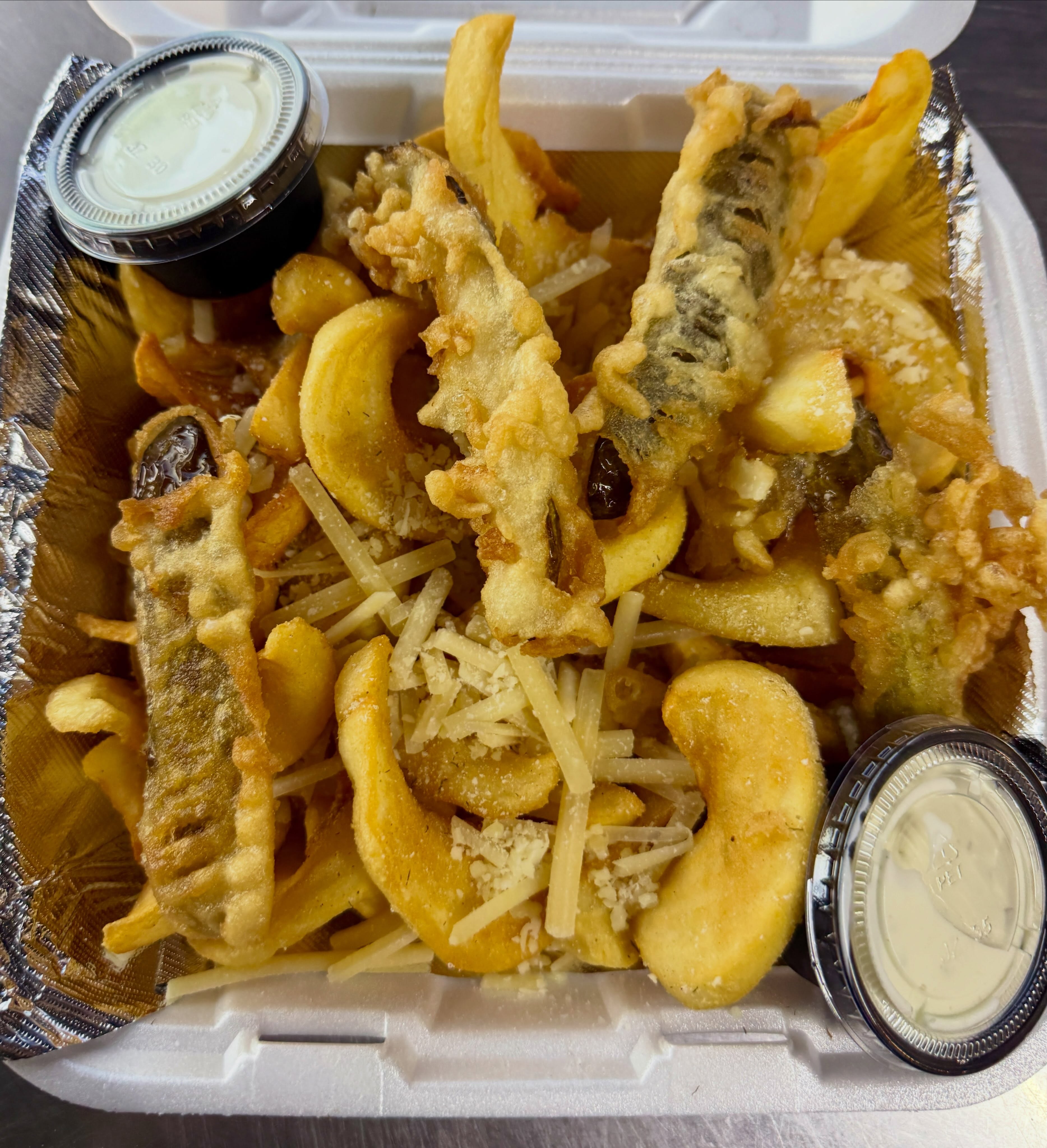 🥒PARMESAN PICKLE FRIES🥒
House fries dusted with pickle seasoning, topped with fried pickles & Parmesan cheese - served with homemade ranch dressing. On special this week only, so grab them while you can! ☀️OPEN for takeout & delivery from 11am-8pm Tuesday-Saturday!