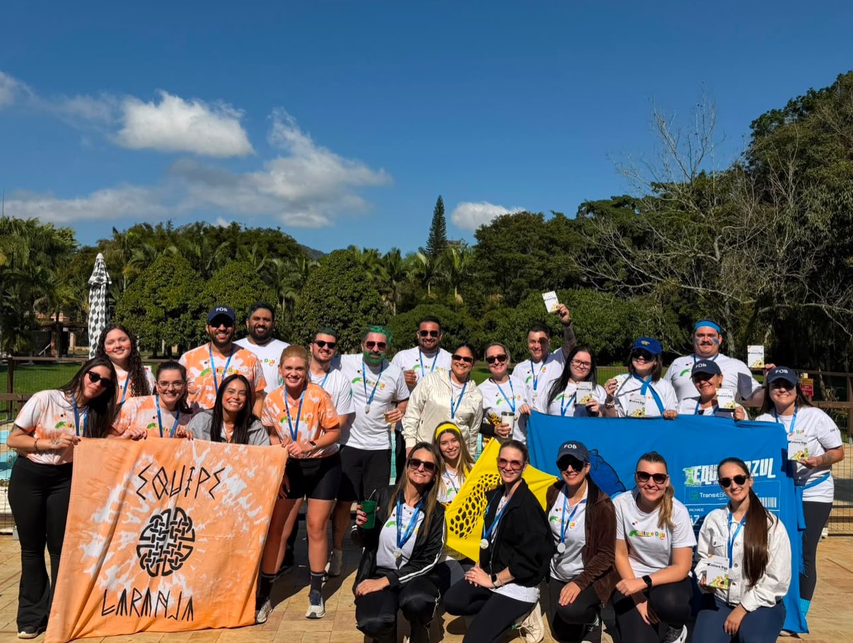 #TBT de um dia que deixou saudade! 💙
No último sábado, rolou o nosso Culture Day 2026, e teve de tudo: competição, risada, torcida, desafios e, claro, muita parceria.
Mas, no meio de tudo isso, tinha uma missão ainda mais importante: transformar a nossa competição também em solidariedade. Cada time se mobilizou para arrecadar doações para um asilo e uma ONG de animais.
E olha esse resultado: 22.522 tampinhas plásticas e 12.315 itens de higiene! 🥹💙
Foram fraldas geriátricas, lenços umedecidos, desodorantes, sabonetes, lâminas de barbear e, principalmente, muita gente fazendo a sua parte!
Porque no fim das contas, a melhor vitória foi essa: juntar o time, se divertir e ainda fazer o bem. #transitbr