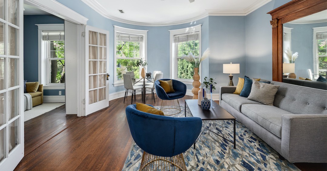 Pops of complementary colors to brighten up this lovely vintage space! #chicago #chicagorealestate #havenhomestager #chicagohomestaging #stagingworks #stagingsells #staging #homestaging
