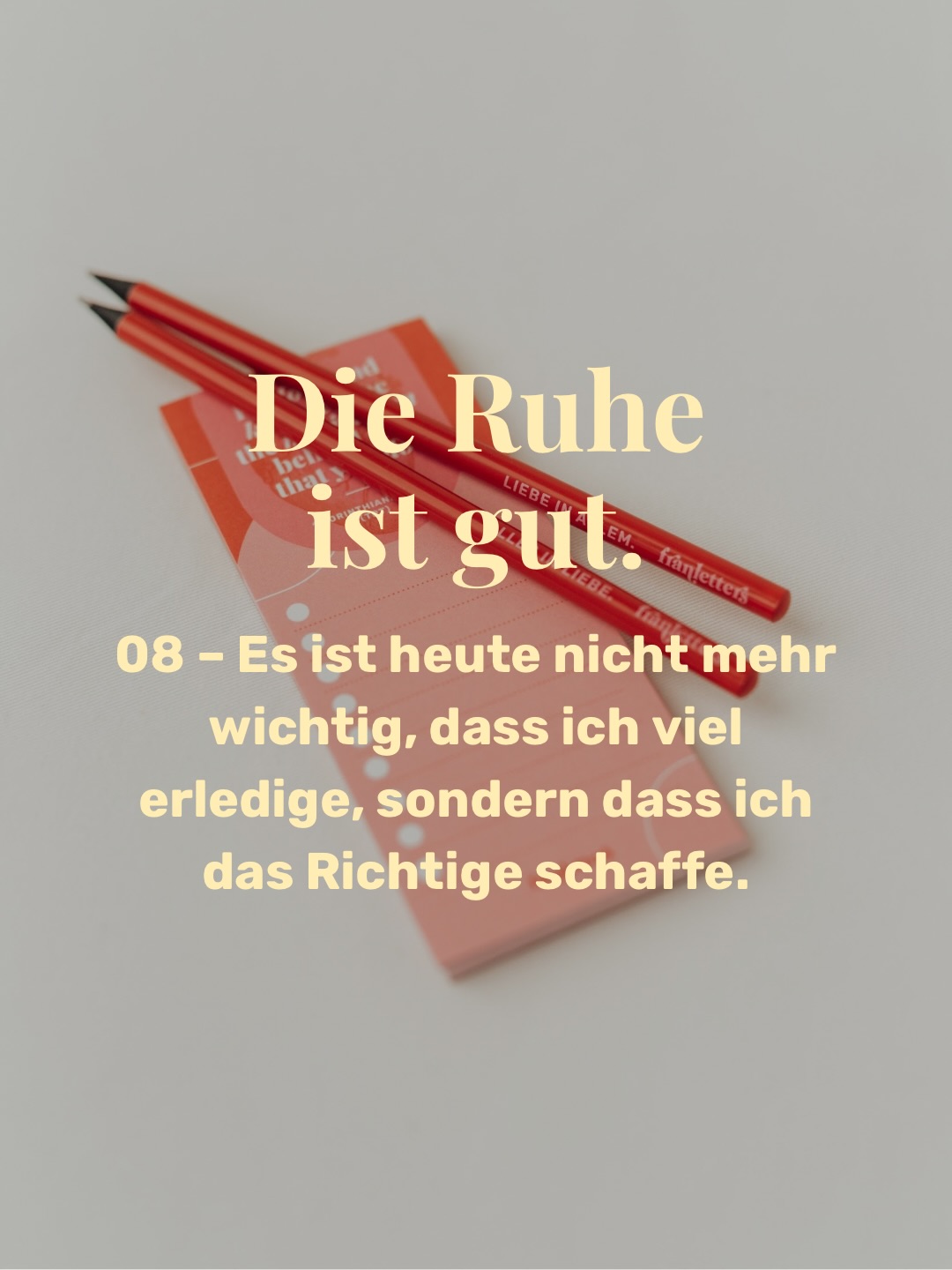 {Die Ruhe ist gut.} 08 - Nur das Richtige schaffen.
Wir können nicht erwarten, mehr Ruhe, Leichtigkeit, Spaß und Abenteuer zu erleben, wenn unsere Tage vollgepackt sind mit endlos langen Listen.
Es gleicht einer Lüge, dass ein erfülltes Leben (wie Jesus es versprochen hat) eins ist, wo wir möglichst viel gewuppt bekommen.
Denn es geht nicht um „viel“, sondern es geht darum, was wirklich zu uns und unserem Leben passt, was dem entspricht, wie Gott uns geschaffen hat.
✨ Was entspricht deiner Sehnsucht, deinen Werten und Zielen im Leben?
💜 Mehr zur Ruhe entdeckst du in der Bibelstudie „Die Ruhe ist gut“ unter www.franletters.com
Deine Franzi
#dieruheistgut