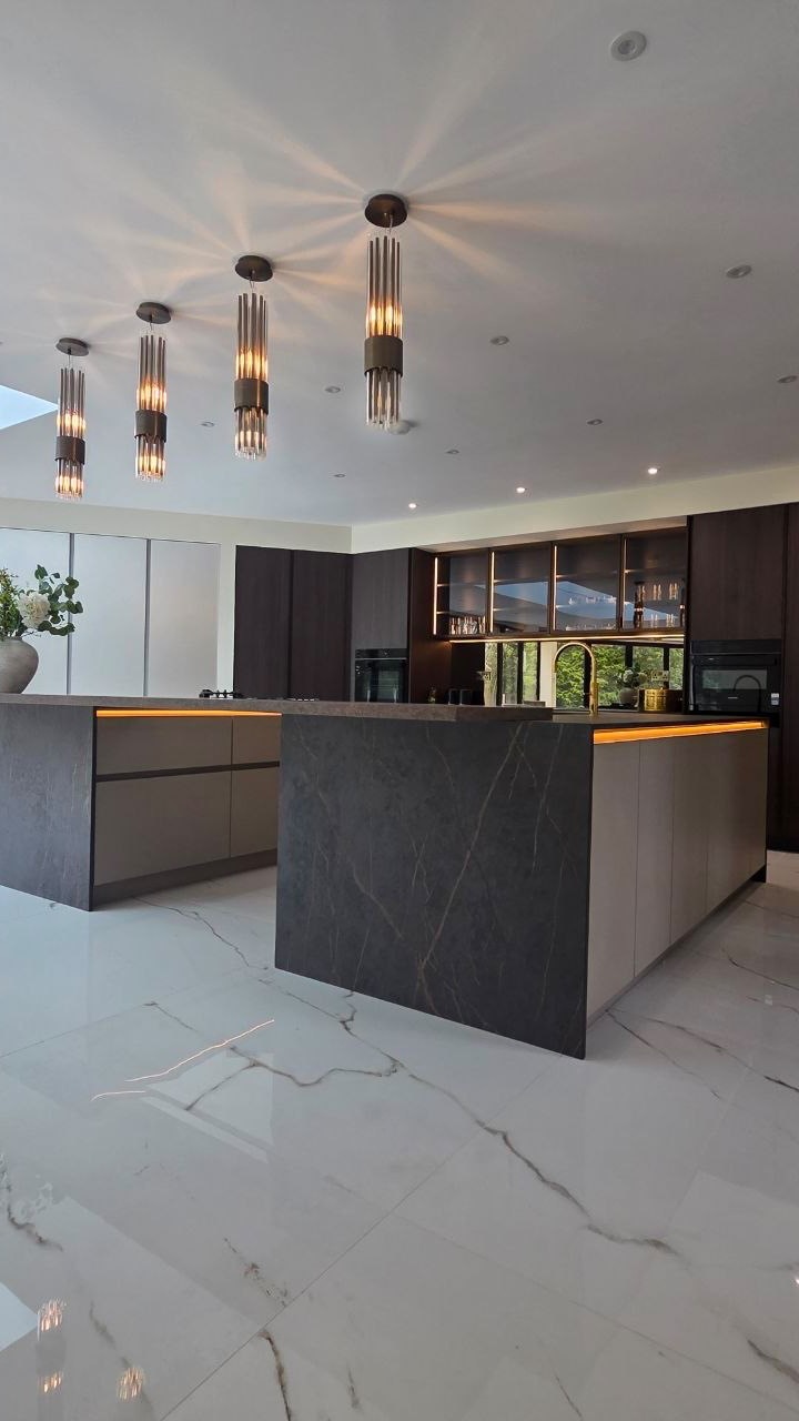 Dark, dramatic and effortlessly refined. 🤎
Take a closer look at this Leicht kitchen, where rich timber tones meet natural stone, soft lighting and beautifully minimal detailing.
A space designed to feel just as good as it looks — luxurious without being overdone.
Designed & supplied by Sheths Interiors.
#LuxuryKitchen #KitchenDesign #LeichtKitchen #HandlelessKitchen #DreamKitchen