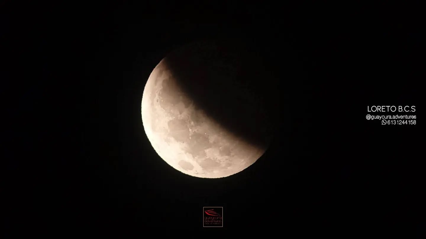 Hay noches en Loreto que hacen que simplemente quieras detenerte a mirar el cielo. 🌙✨
Así se vivió el eclipse desde Loreto, Baja California Sur, regalándonos una postal diferente sobre uno de los destinos más especiales del Mar de Cortés.
Entre la tranquilidad de la noche y el paisaje que rodea este Pueblo Mágico, la luna se convirtió en protagonista.
🔭 Capturado a través de un refractor de 70 mm.
Porque Loreto no solo se descubre entre islas y aguas cristalinas… también hay momentos que nos invitan a mirar hacia arriba.
📍 Loreto, Baja California Sur
🌐 www.guaycura-adventures.com
📲 613 124 4158
#eclipse2026 #LoretoBCS #Eclipse #MarDeCortés #BajaCaliforniaSur LoretoMexico