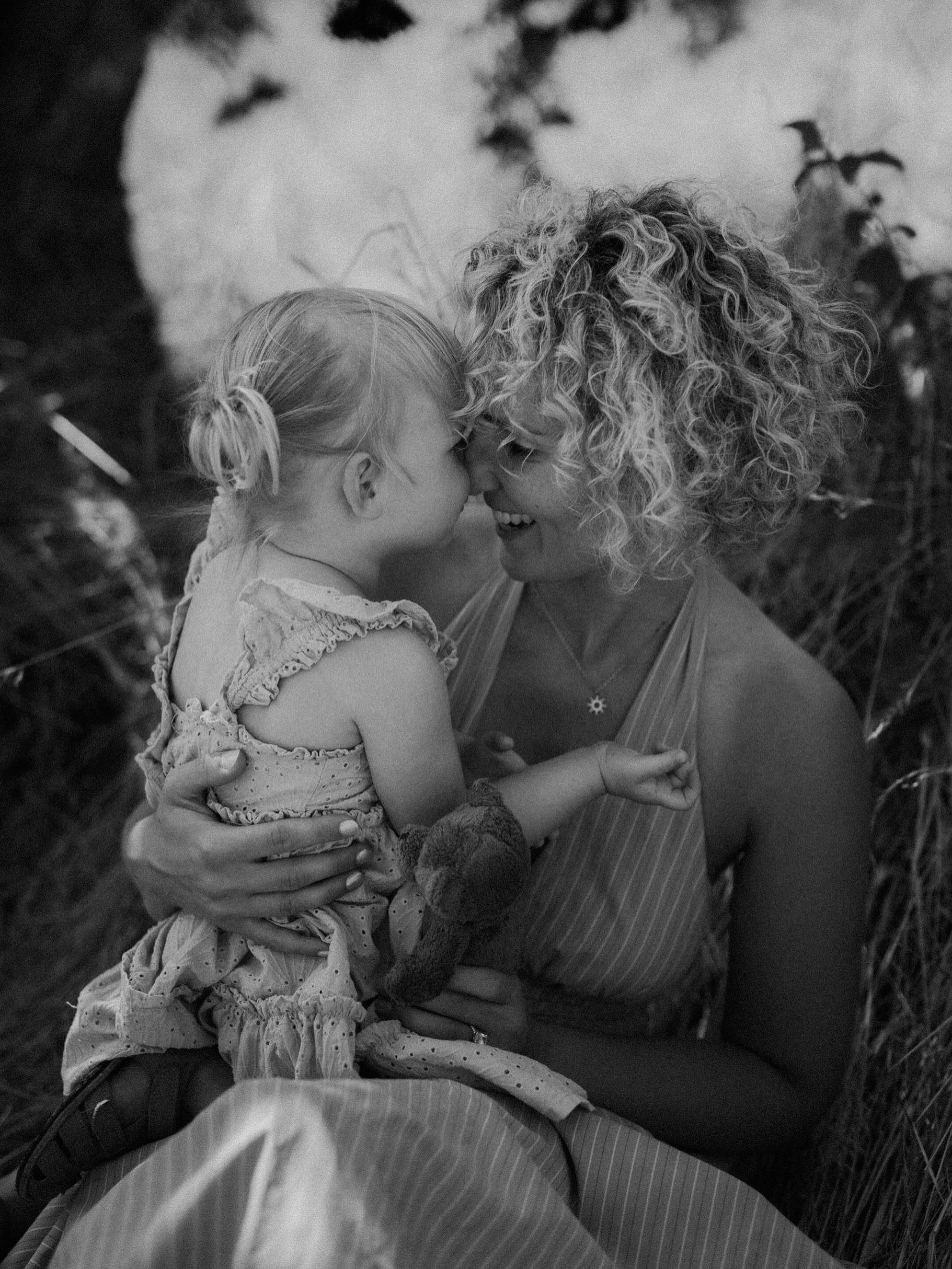 Neben all den wunderschönen Hochzeiten, die ich fotografieren darf, gibt es noch einen weiteren Teil meiner Arbeit, der mir ganz besonders am Herzen liegt: Familienfotografie. 🤍
Ich liebe es, echte Momente festzuhalten – kleine Berührungen, ausgelassene Kinder, dieses ganz besondere Chaos im Familienalltag und all die Augenblicke, die viel zu schnell zu Erinnerungen werden.
Vielleicht fällt euch auf, dass ich hier nur selten Kinder und Familien zeige. Das hat einen ganz bewussten Grund: Kinder sind ein sensibles Thema im Internet - viele wunderschöne Familienmomente bleiben ganz privat. 🤍
Das bedeutet aber nicht, dass Familienfotografie für mich weniger wichtig ist. Ganz im Gegenteil.
Diese Art der Fotografie liegt mir genauso am Herzen wie Hochzeiten.
Denn ob Hochzeit oder Familienalltag – am Ende geht es immer darum, Geschichten zu bewahren. Für die Menschen, die sie erlebt haben. Und für die Momente, an die man sich auch Jahre später noch gerne zurückerinnert.🤍
#familienfotografiekoblenz #Familienmomente #Familienfotografköln #ErinnerungenFürsLeben
