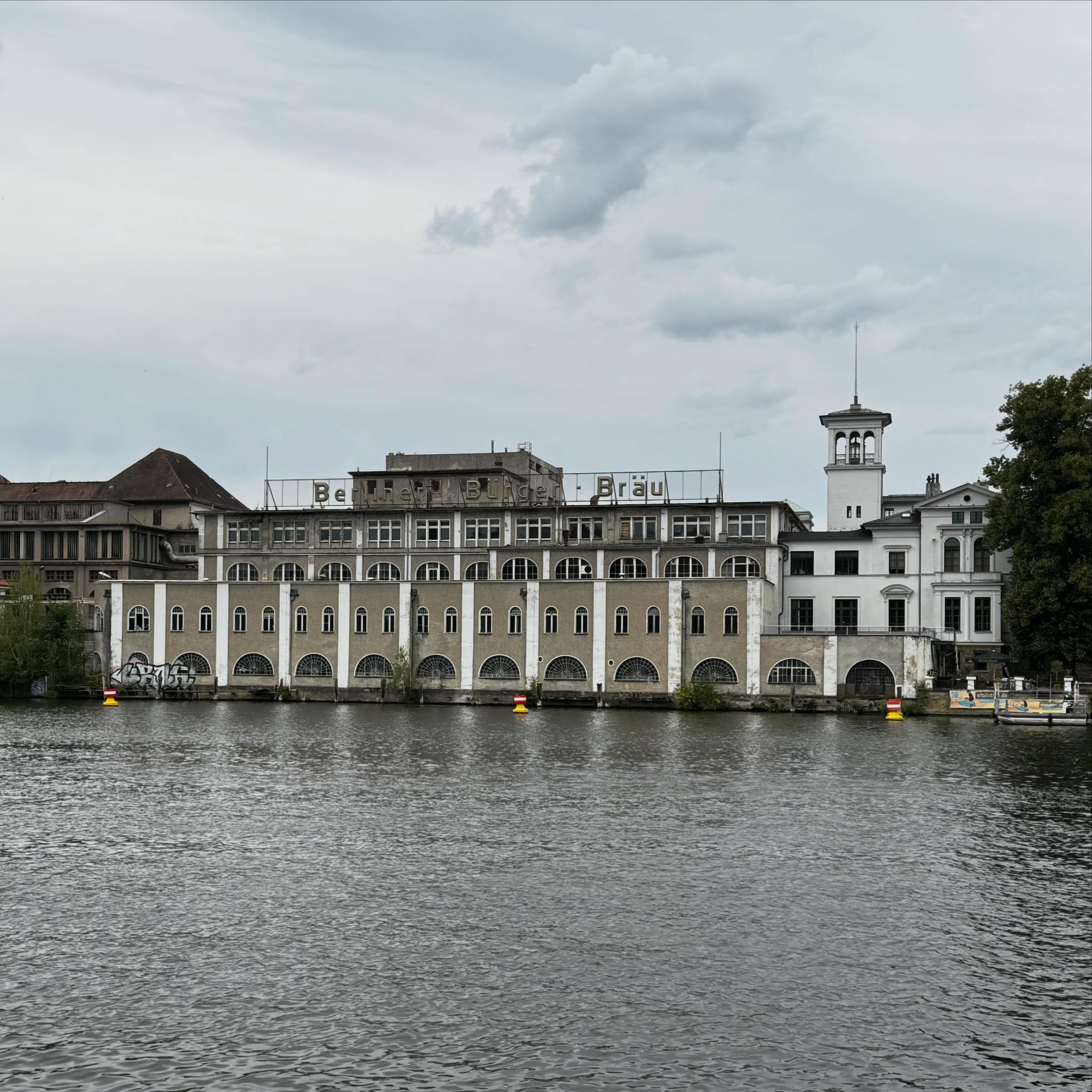 Manchmal muss man nur die Uferseite wechseln, um zu sehen, was hier gerade entsteht. 🤍
Noch liegt dieses Denkmal aus dem 19. Jahrhundert ein wenig im Dornröschenschlaf. Direkt am Wasser, eingebettet ins Grün – und mit einer Geschichte, die bald ein neues Kapitel bekommt.
Die Planungszeit war lang. Umso schöner, dass es jetzt endlich losgeht: Hinter den historischen Mauern entstehen außergewöhnliche Loftwohnungen, die den Charakter des Denkmals bewahren und gleichzeitig modernes Wohnen möglich machen.
Alte Architektur erhalten, statt sie zu ersetzen. Geschichte weiterdenken, statt sie verschwinden zu lassen.
Und dann ist da natürlich diese Lage:
mit Blick aufs Wasser – mitten in Berlin. 🌊
Solche Immobilien entstehen nicht jeden Tag. Und vielleicht ist genau das ihr besonderer Wert.
#Denkmalimmobilie #Berlin #Loftwohnung #WohnenAmWasser #DenkmalLiebe AltbauLiebe ImmobilienBerlin Kapitalanlage HistorischeArchitektur DenkmalNach