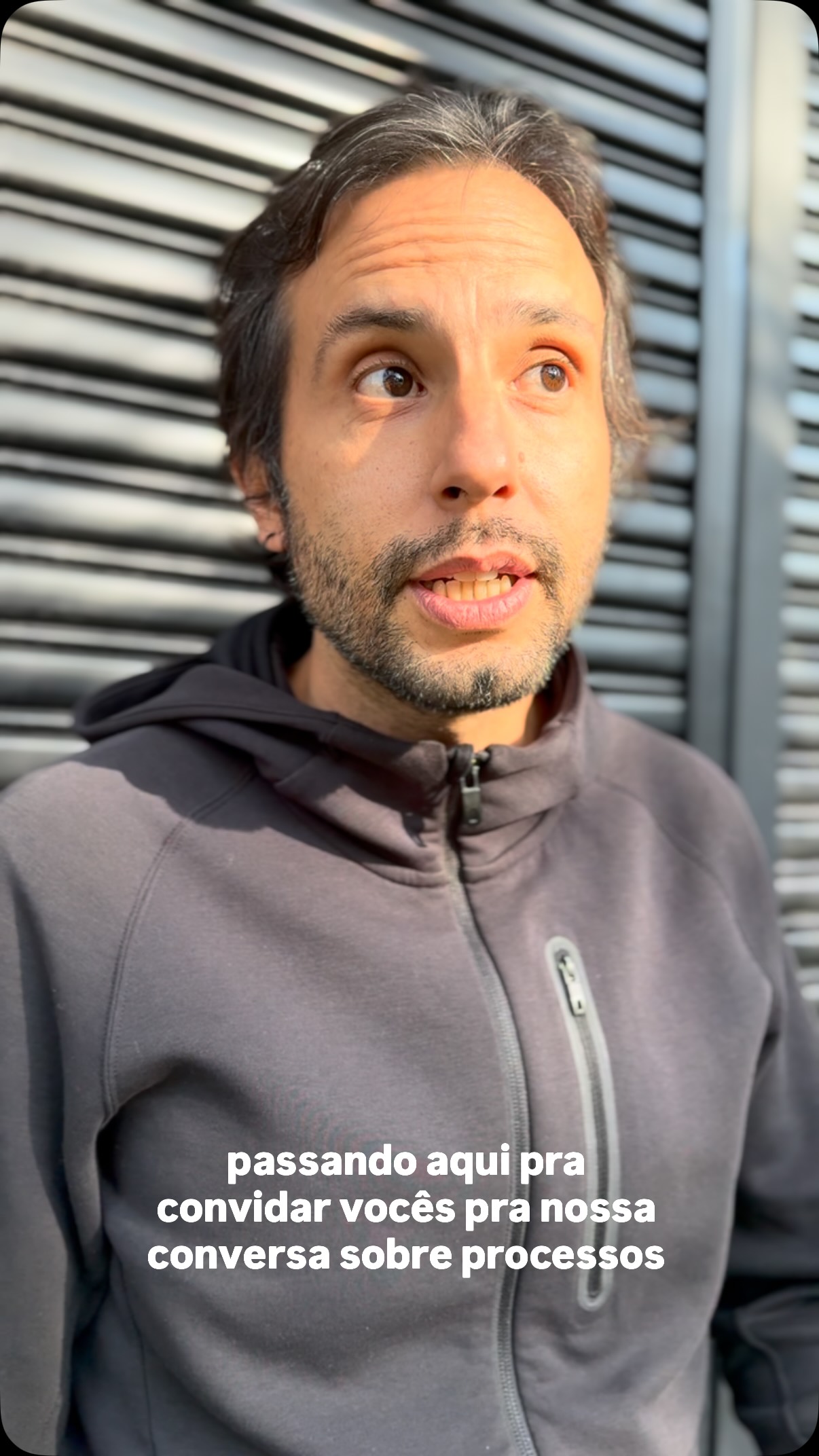 Que perguntas fazemos para a criação no teatro de sombras? Quais caminhos, experimentações e descobertas fazem parte desse processo?
No dia 25 de agosto, nós e a Cia Lumiato (DF), nos encontramos para um bate-papo sobre criação, pesquisa e as construções no teatro de sombras.
Um momento de conversa sobre criação cênica, com a partilha de experiências da Cia Lumiato e processo de montagem de nosso novo trabalho.
25 de agosto de 2026 - 19h30min
Local: UNIDAVI – Auditório do Núcleo de Práticas Jurídicas (Rua Júlio Roussenq Filho, 287 – Rio do Sul/SC)
O encontro é livre, gratuito e contará com intérprete de Libras.
*Contrapartida social do projeto “Laboratório do Invisível” contemplado pelo Prêmio Nodgi Pellizzetti de Incentivo à Cultura 2025.
Produção: Teatro Dori
Apoio: Restaurante Rouxinol, Colégio Unidavi, Restaurante Boa Gula, Hotel Aliança Express e Distribuidora Nova Aliança.
Patrocínio: Prêmio Nodgi Pellizzetti de Incentivo a Cultura e SMC Rio do Sul.
Realização: Fundação Cultural de Rio do Sul e Prefeitura Municipal de Rio do Sul.
#teatrodori #cialumiato #teatrodesombras #nodgipellizzetti