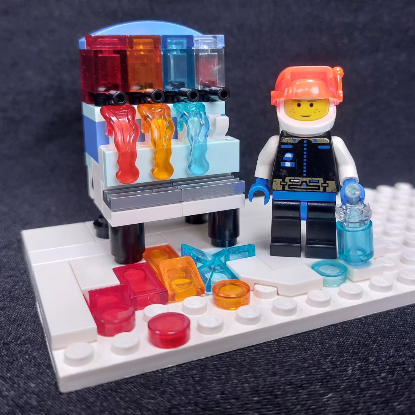 Been a slow year for Lego updates on account of loosing my job back in March. Boy is it a terrible job market.
Still, worked on this small addition today. Thinking of sticking it near the Hot Chocolate van. The owner has an apprentice, but not sure he knows what he's doing.
Will be looking out for the purple drippy hand accessory next.
#lego ##iceplanet #afol #legospace ##legocommunity