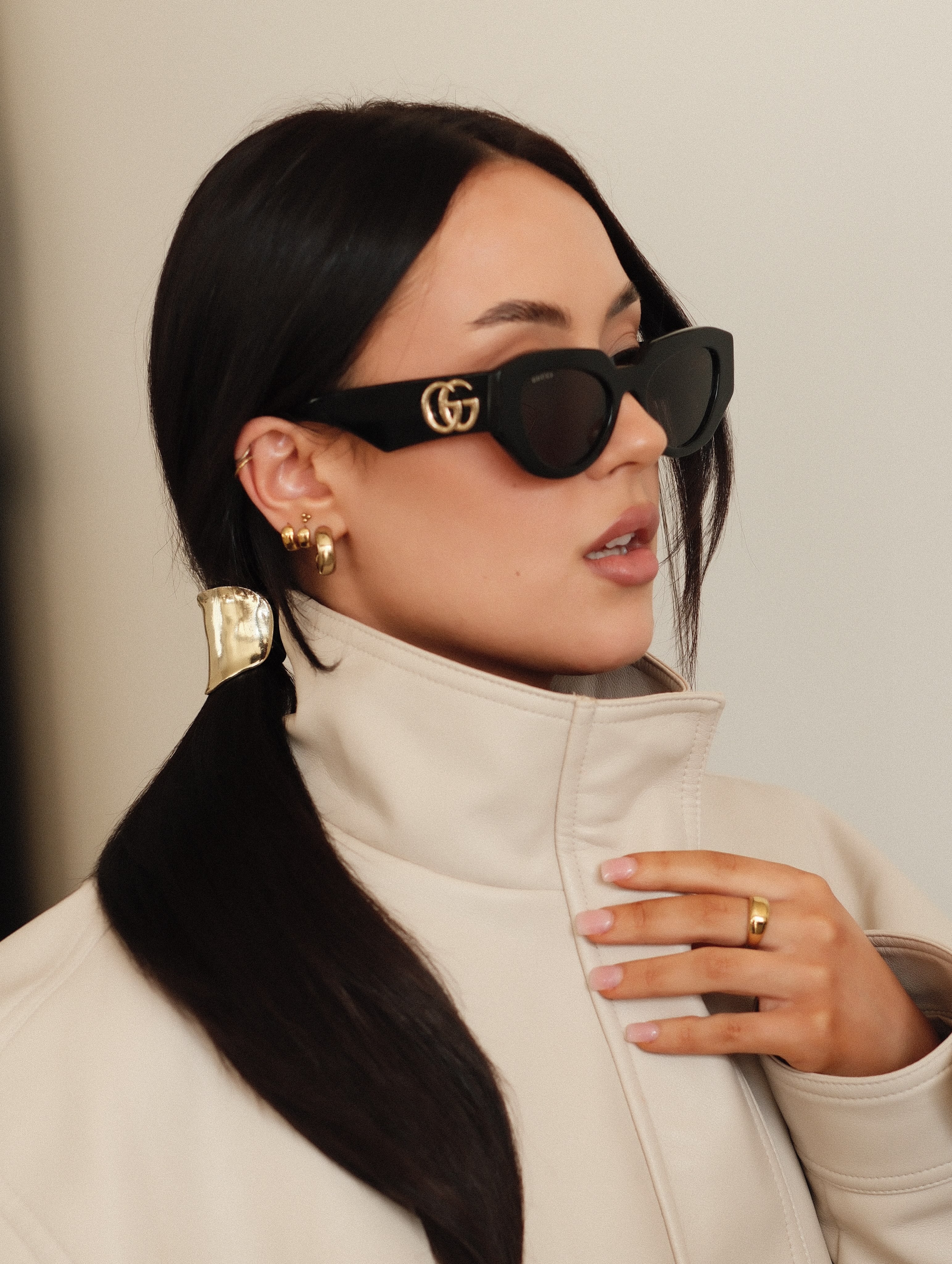 Low pony or a soft inward flick… we can’t decide between these two looks 😍
Styled by @caprice_musestudio
Glam by @lilimayartistry