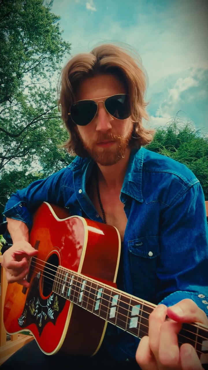 The days are cooling off (ain’t happy about it)… “When Summer’s Over” singing it live
#Folkmusic #singersongwriters