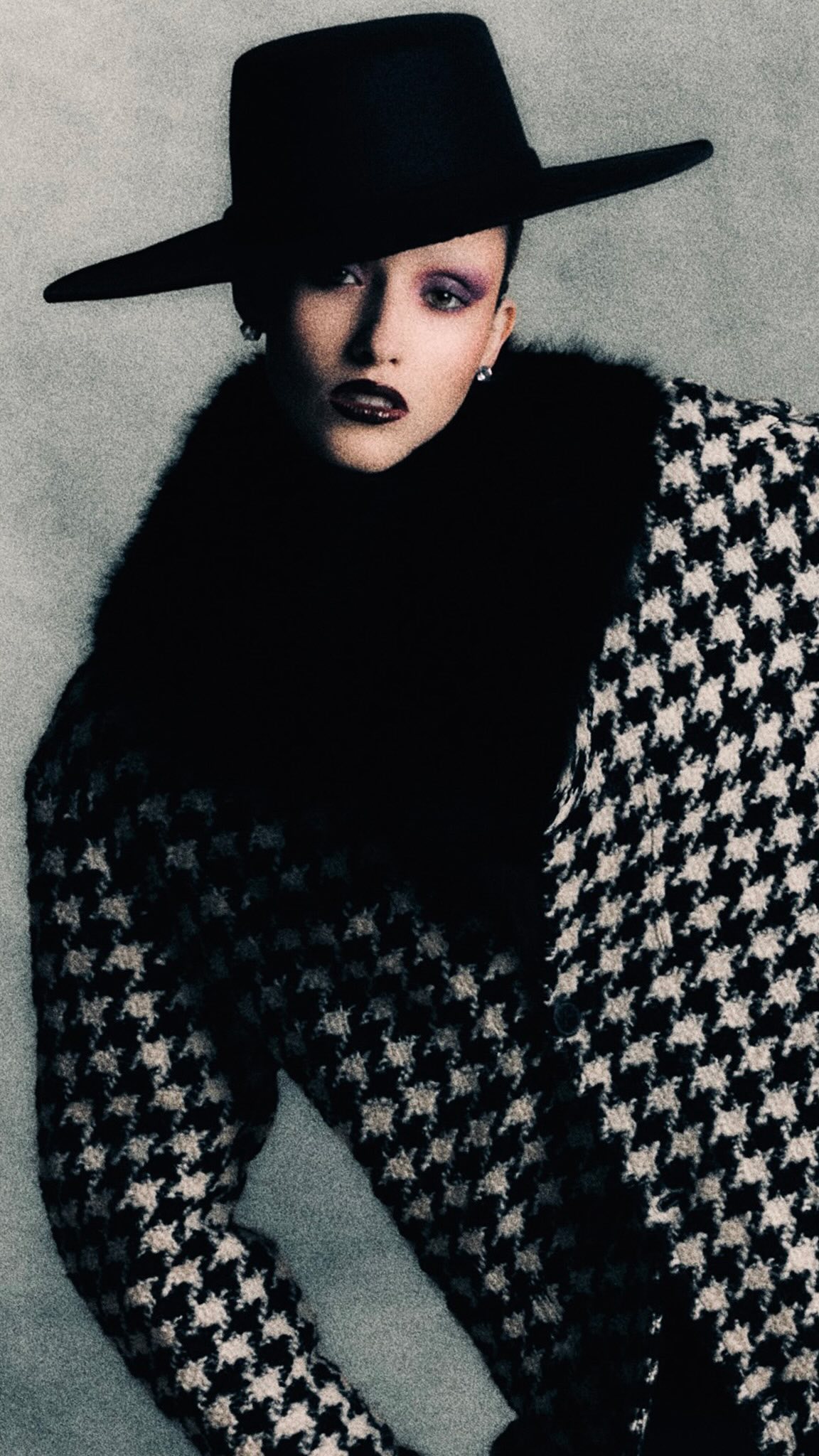 #TheModelsIssue #FallCollections - — Para esta nueva serie de portadas de HAUNTED, reunimos a cuatro modelos mexicanas que han sido parte importante de nuestra historia. Una modelo sabe desenvolverse, crear historias y adaptarse; cualidades que hemos encontrado en @reginaportilla desde que comenzamos a trabajar con ella en 2022. Hoy, con una carrera entre Guadalajara, Ciudad de México y el extranjero, representa a una nueva generación que está ampliando las posibilidades del modelaje en México.
Film @diegosotomayoor #Hauntedmag