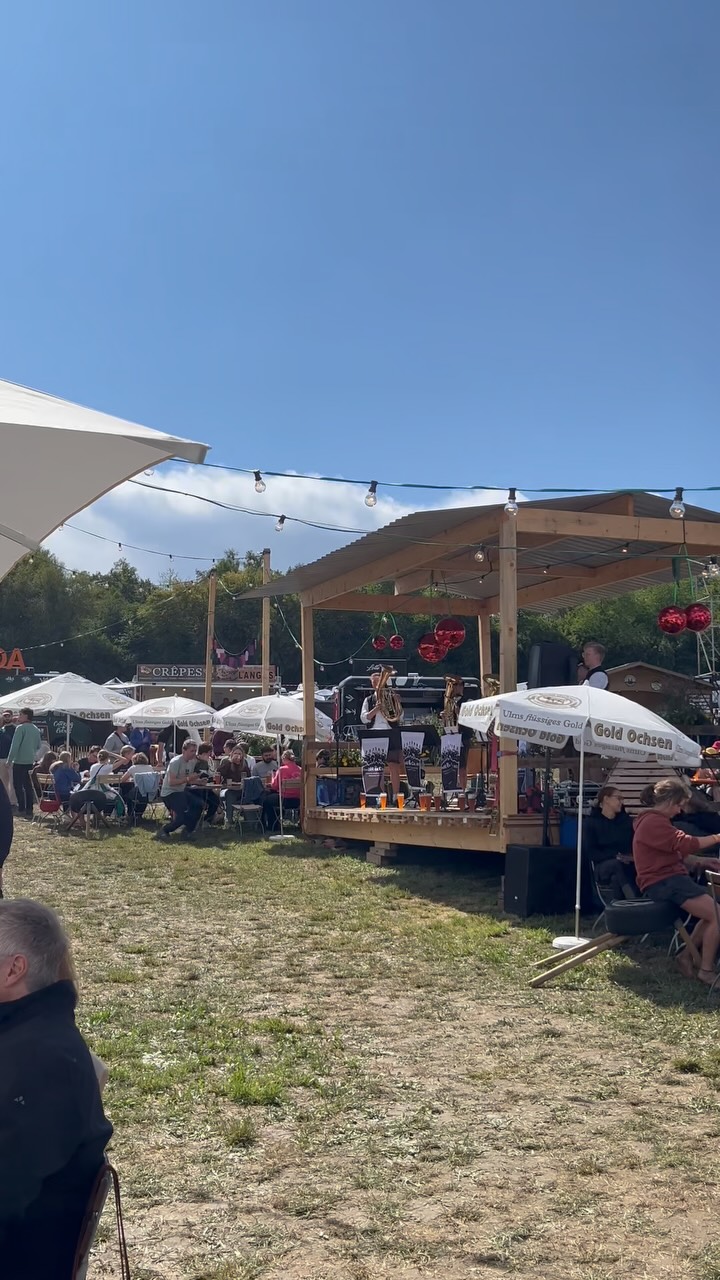 Letztes Wochenende hieß es wieder: Obstwiesenfestival 2026! 🪩🎸
Auch in diesem Jahr durften wir Lachatrapper wieder mit dabei sein und haben gemeinsam für die kulinarische Versorgung gesorgt.
Ein frisches Weißwurstfrühstück für den perfekten Start in den Festivaltag und kalte Getränke für die nötige Abkühlung durften nicht fehlen.
Vielen Dank an alle, die bei uns vorbeigeschaut, sich gestärkt und mit uns gefeiert haben.
@obstwiesenfestival – wir sagen DANKE und freuen uns schon aufs nächste Mal! 🎉
#kgl #dornstadt #lachatrapper #obstwiesenfestival #party