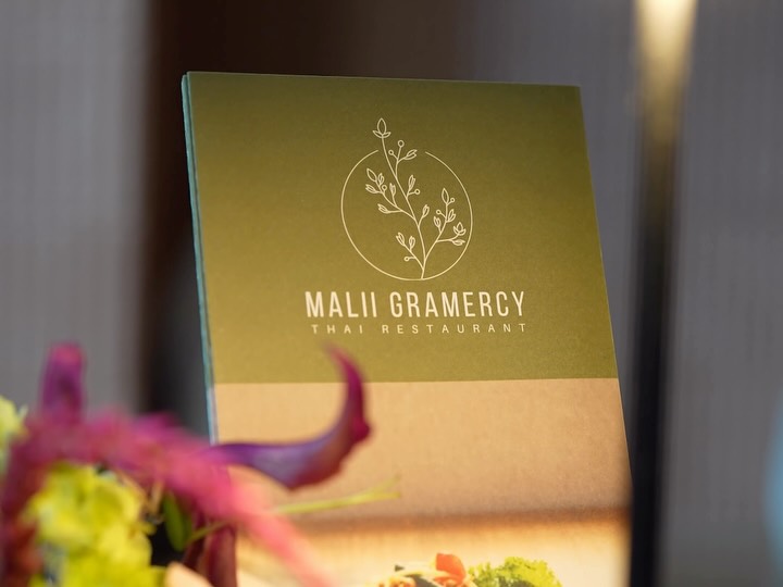 finally friday at malii gramercy. 🍸🇹🇭✨
the work week is done. the weekend mood is officially on. 😌
thai food on the table, cocktails in hand, and no reason to rush anywhere.
come hungry, settle in, and let friday night unfold.
weekend starts at Malii Gramercy. 🤍
Malii Gramercy 🇹🇭
391 2nd Ave
NY 10010
your next thai food night starts here 🇹🇭✨
#maliigramercy #thaifood #nycthaifood #nycfood #nyceats