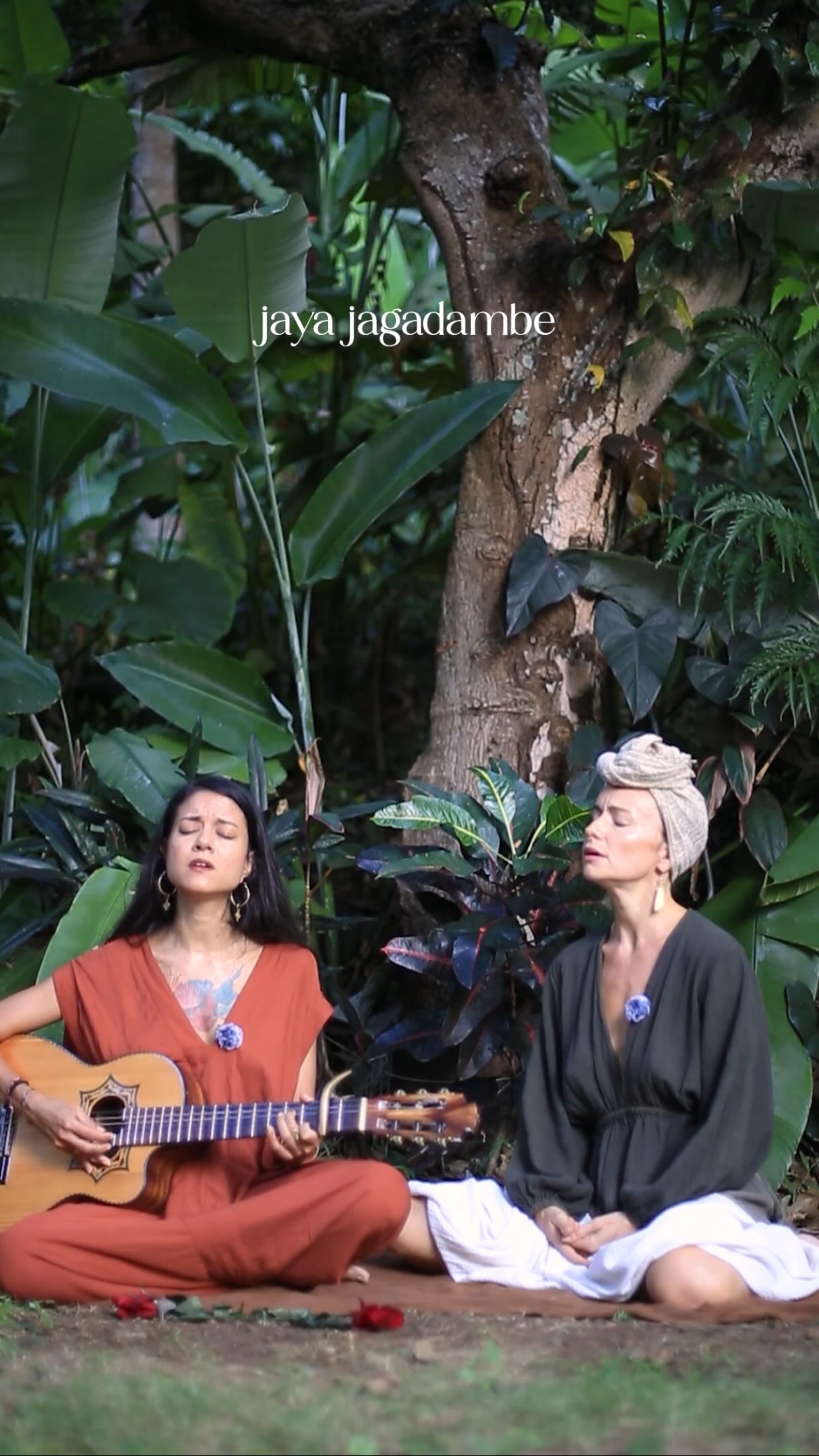 JAYA JAGADAMBE
Sharing a song I wrote for the Great Mother
Sung at @bumicinta in North Bali with @evyferraro, while we went there to make offerings and ask permission from the land for our upcoming retreat, Altar of Her
Today is the last chance to book Early Bird rooms 🦢
We look forward to chanting to the Goddess, offering to Her waters, and seeing Her in each other in those 7 days together 🌹
www.purnama.world/altarofher
•
#altarofher #baliretreat #womensretreat #jayajagadambe #jaima