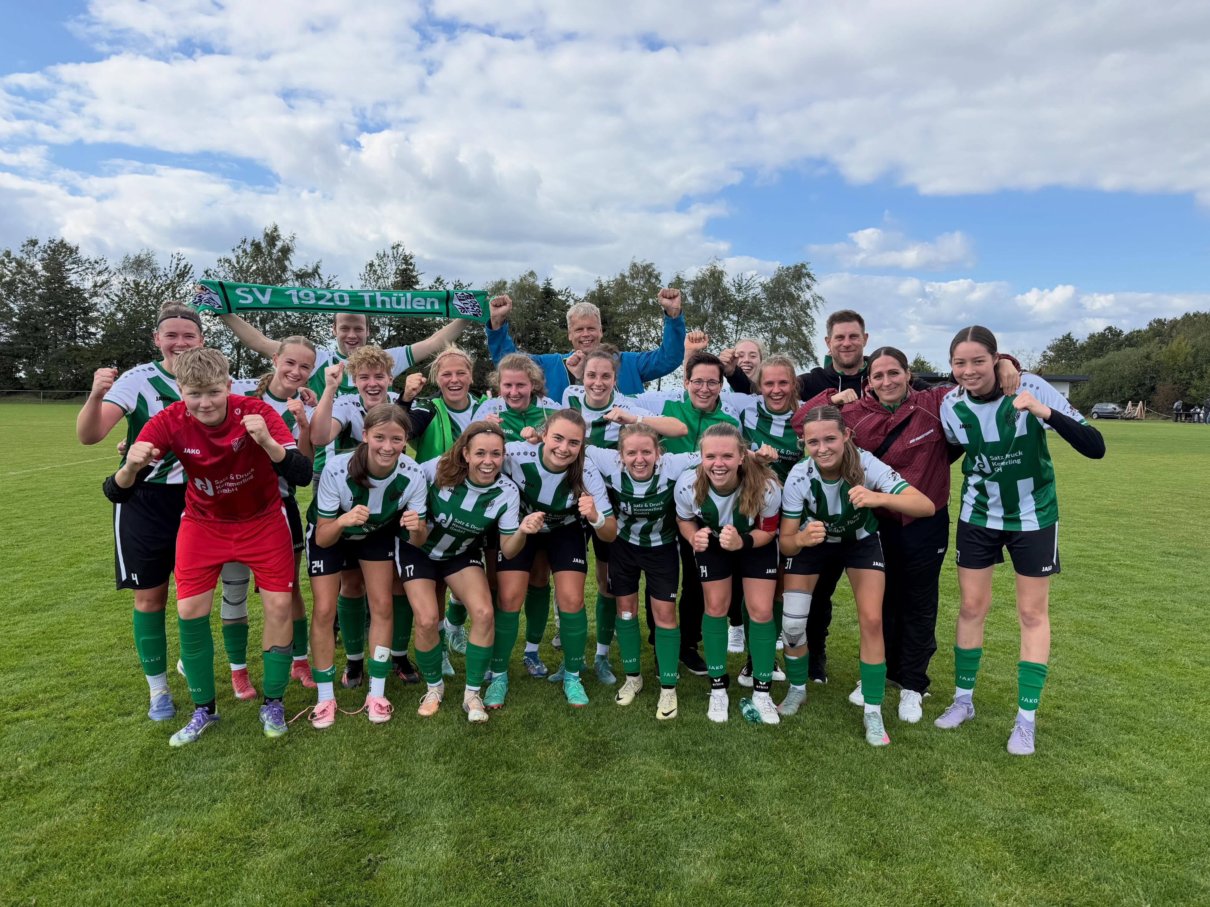 ⚽ Auftakt nach Maß für SVT-Damen ⚽
SV Thülen - FC Iserlohn 7:2 (4:1)
Tore für den SVT:
Sophia Kloppenburg (4.) ⚽
Lea Stahlschmidt (12.) ⚽
Maria Grewe (16.) ⚽
Sina Seipel (28.) ⚽
Merle Tamborini (51.) ⚽
Greta Siebers (80.) ⚽
Katja Betten (90.+2) ⚽
