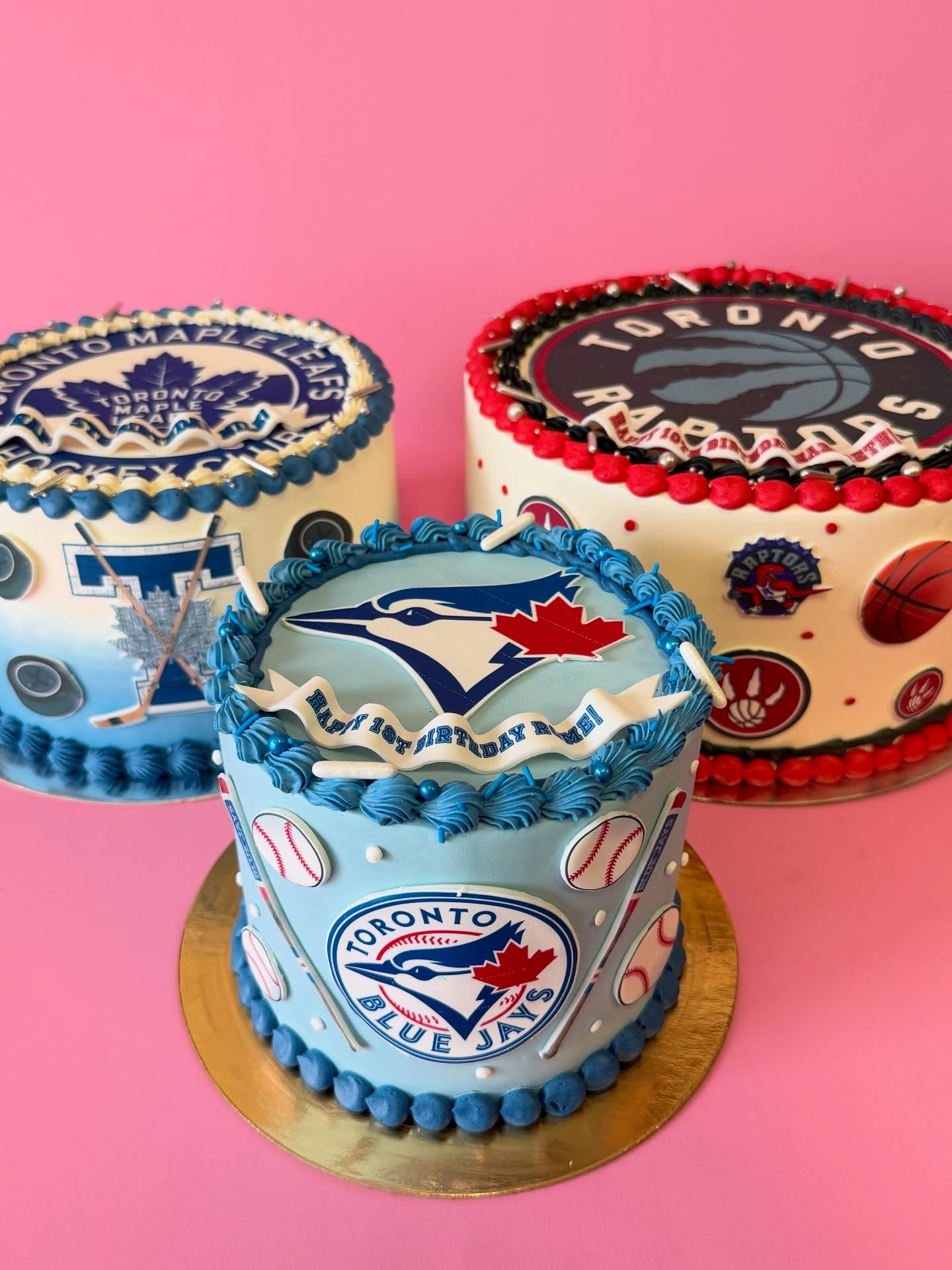 Three teams. Three cakes. One epic Toronto trifecta! ๐๐โค๏ธ
Which one are you claiming? ๐๐
#TorontoTrifecta #BlueJays #Raptors #MapleLeafs #CharacterCakes #TorontoCakes #MississaugaBakery #MississaugaCakes #ShopLocalMississauga #SupportLocal #SupportSmallBusiness #GTABakery #GTACakes #BirthdayCakes #ButtercreamCakes #SwirlCakes #SportsCakes